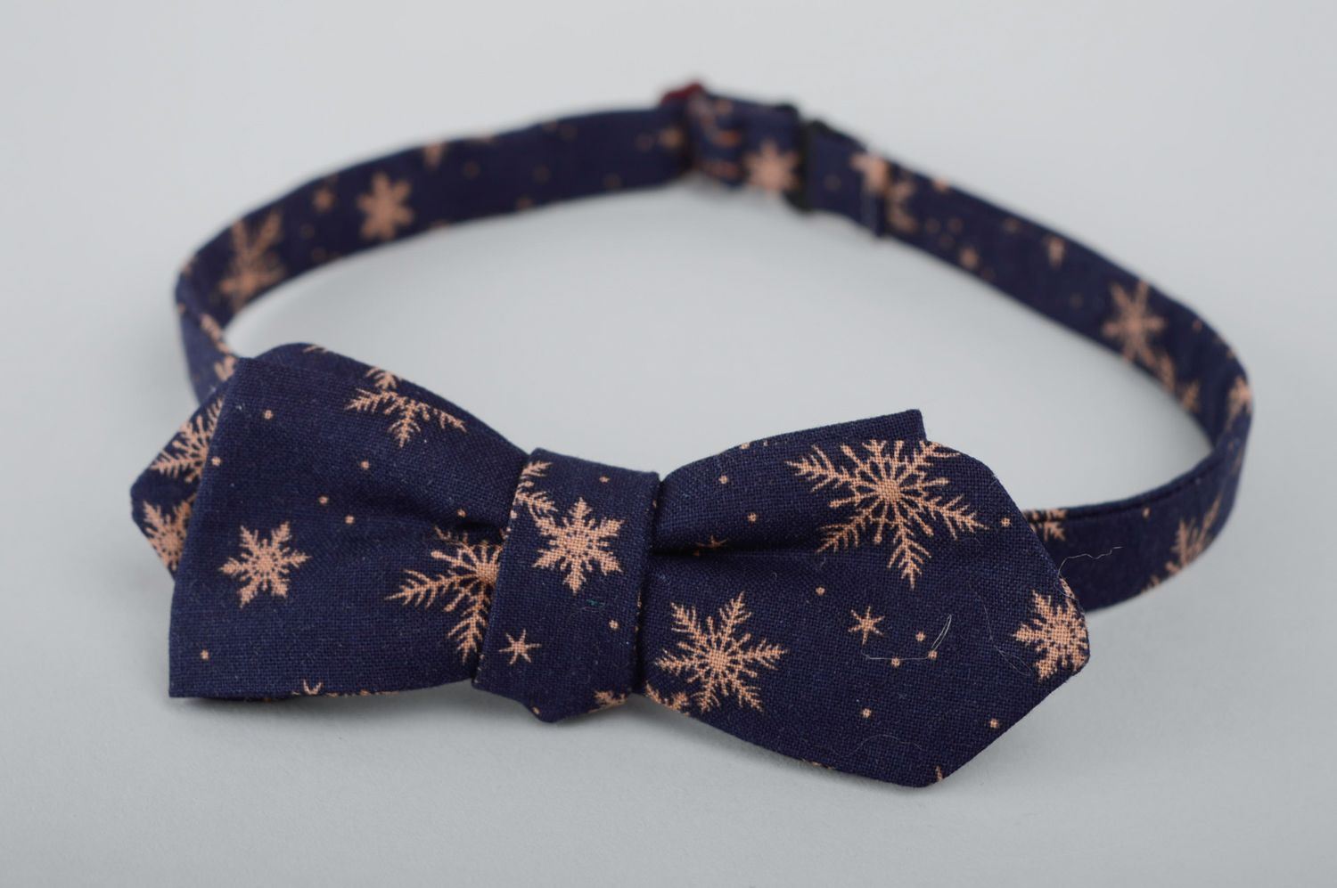 Blue bow tie with pattern photo 1