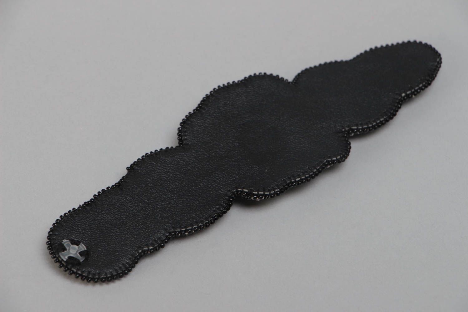 Наручный браслет расшитый бисером с полимерной глиной ручной работы черный фото 4