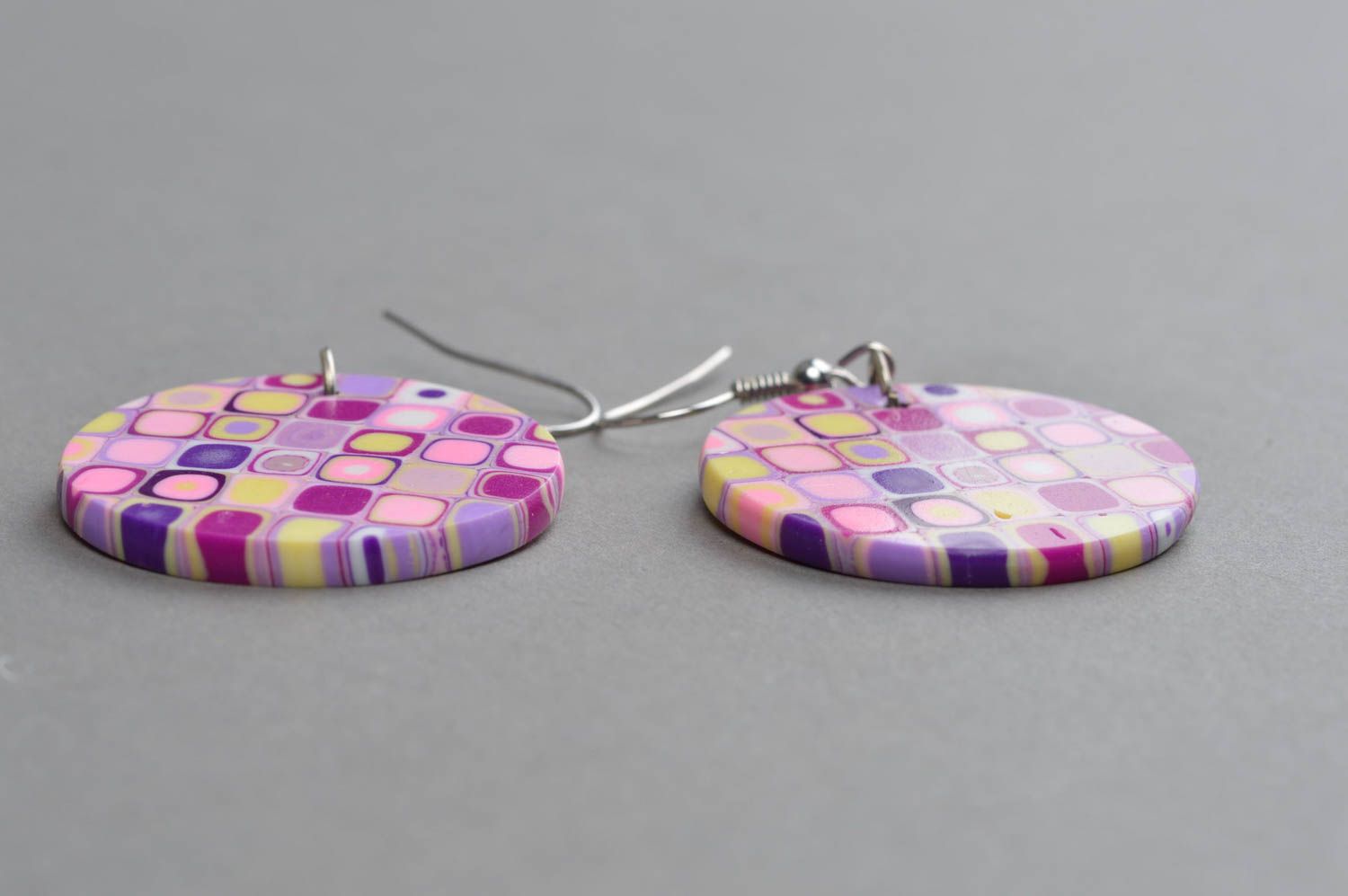 Runde handgemachte Ohrringe mit Anhängern in violetten Färbungen für Damen foto 3