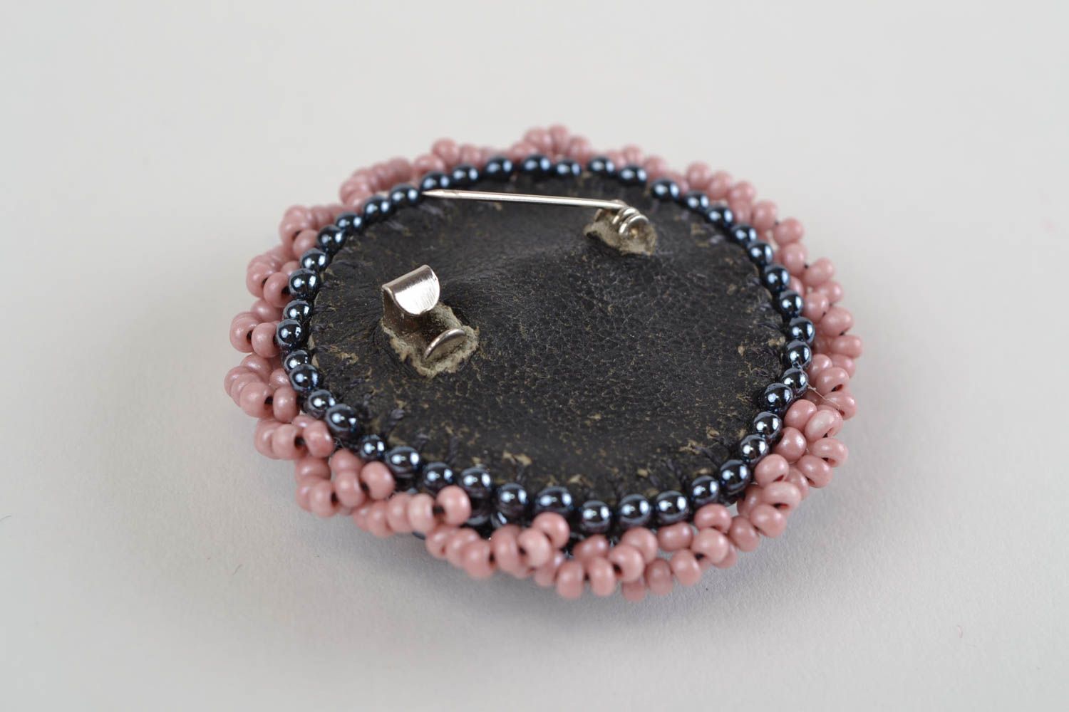 Handgemachte schwarz rosa festliche runde Brosche aus Glasperlen für Frauen  foto 5
