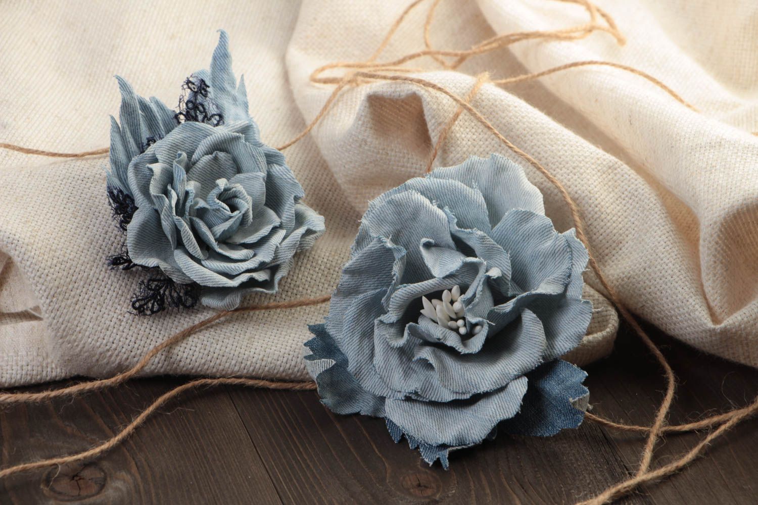 Set de broches pinces à cheveux fleurs en tissu de jean faites main 2 pièces photo 1