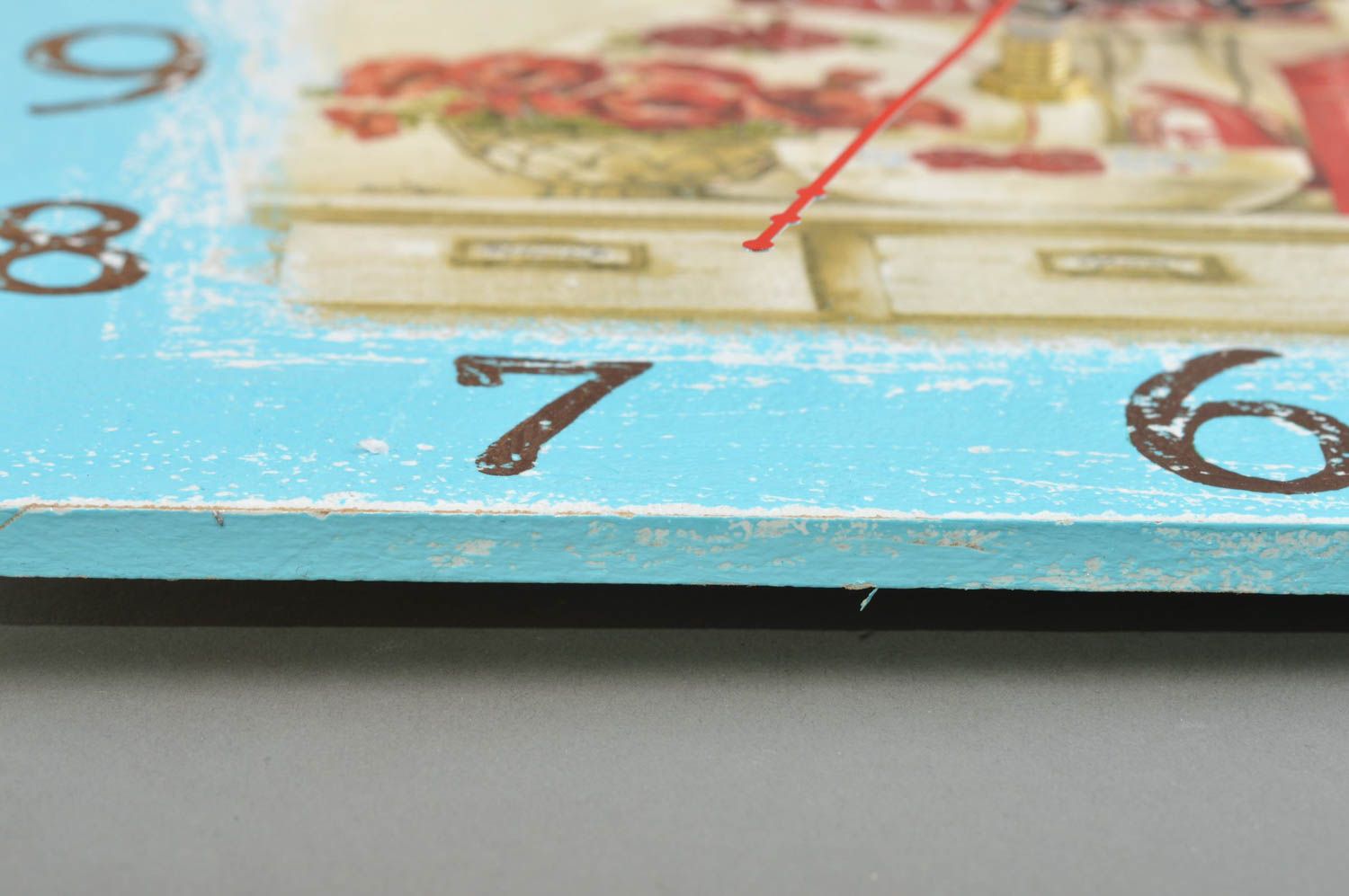 Quadratische kleine schöne originelle handgemachte Wanduhr aus Furnierholz foto 3