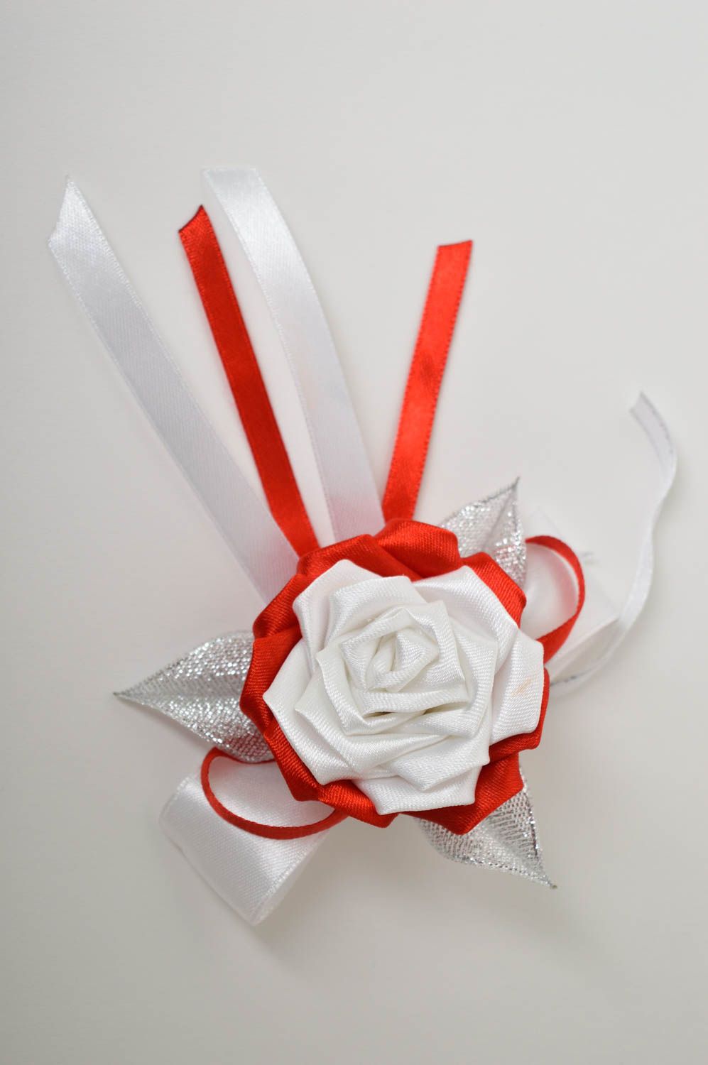 Botonier con flor de cintas artesanal detalle para boda adorno para boda foto 4