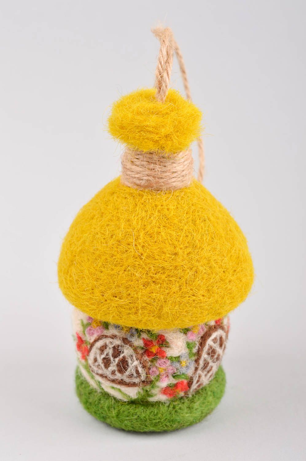 Juguete artesanal de lana de fieltro peluche para niños con ojal Casita  foto 2