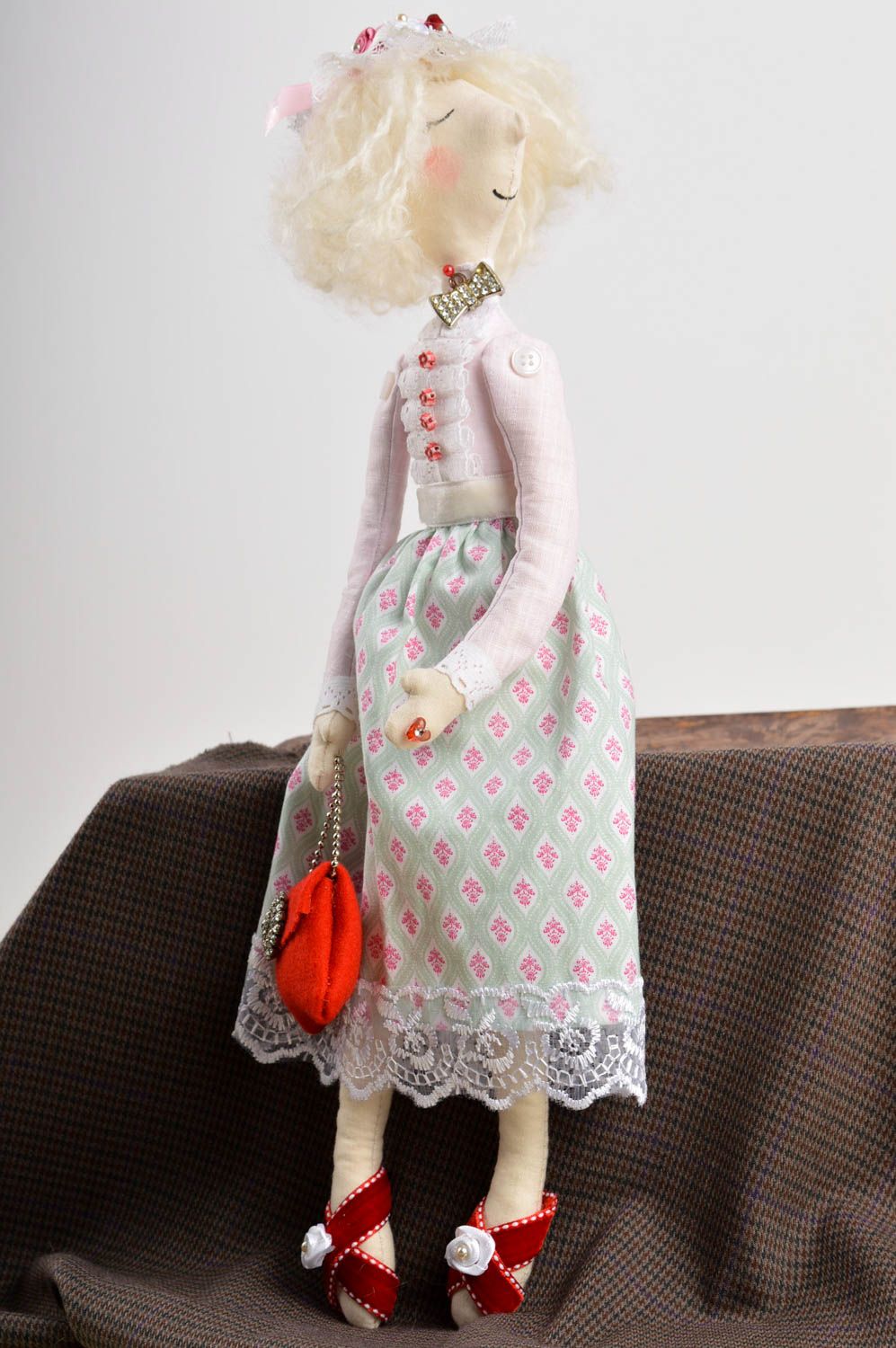 Кукла ручной работы кукла из ткани с красной сумкой мягкая кукла красивая фото 1