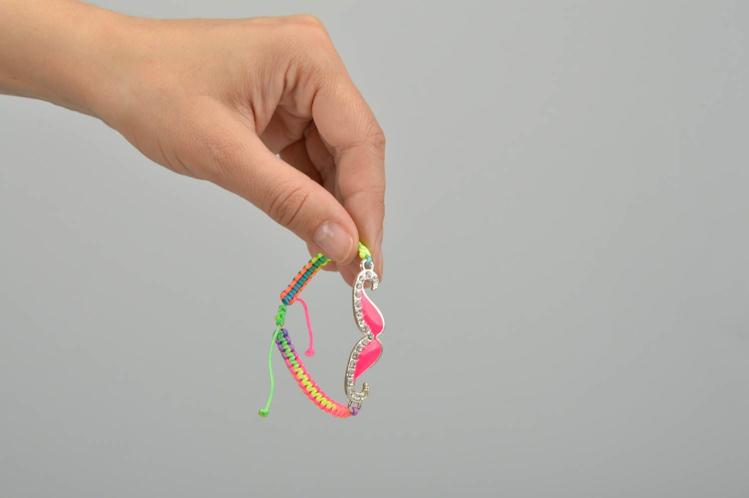 Bracelet moustache rose lacet multicolore ciré tressé fait main pour fillette photo 2
