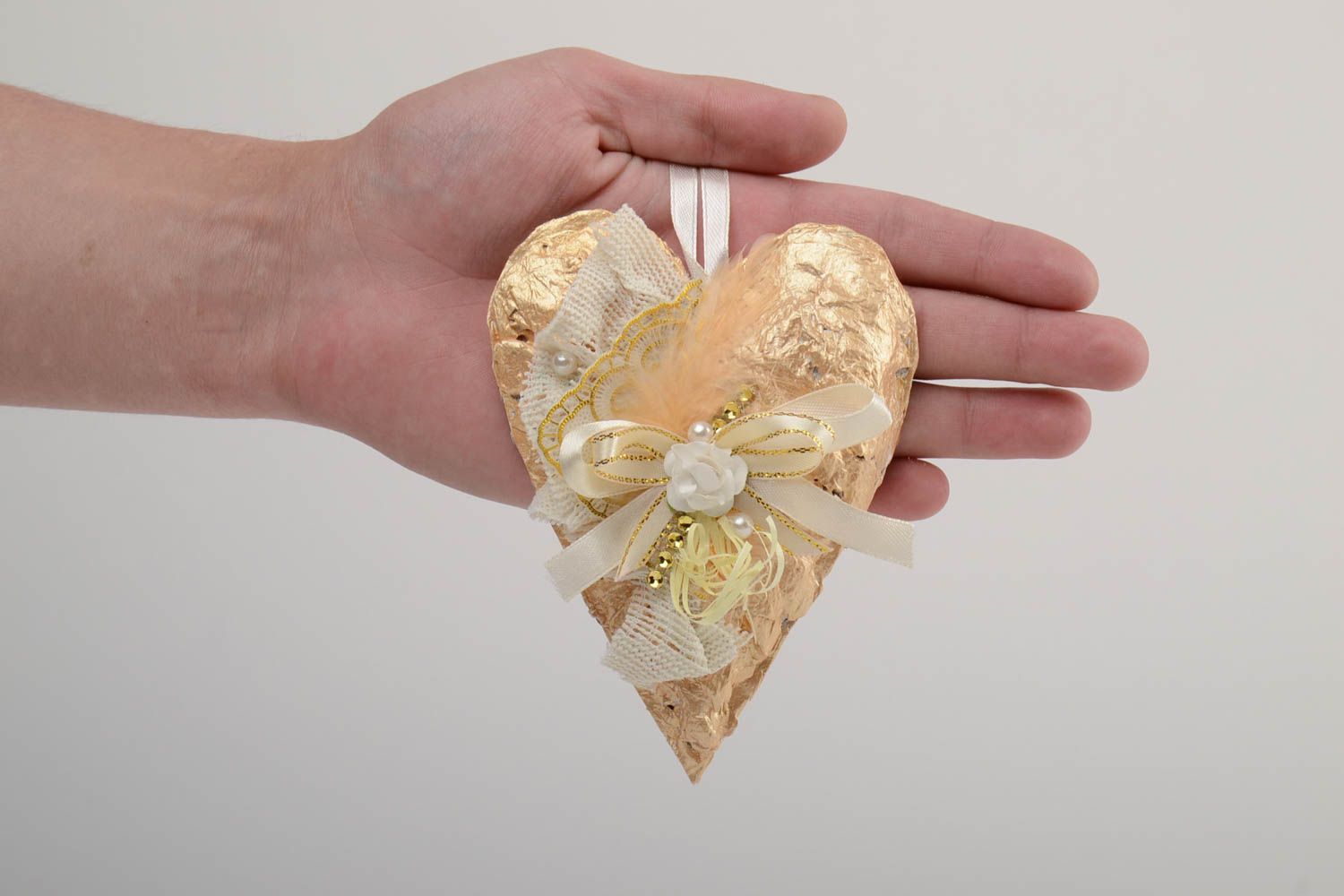 Подвеска сердце для интерьера подарок светлая с декором из лент ручная работа фото 5