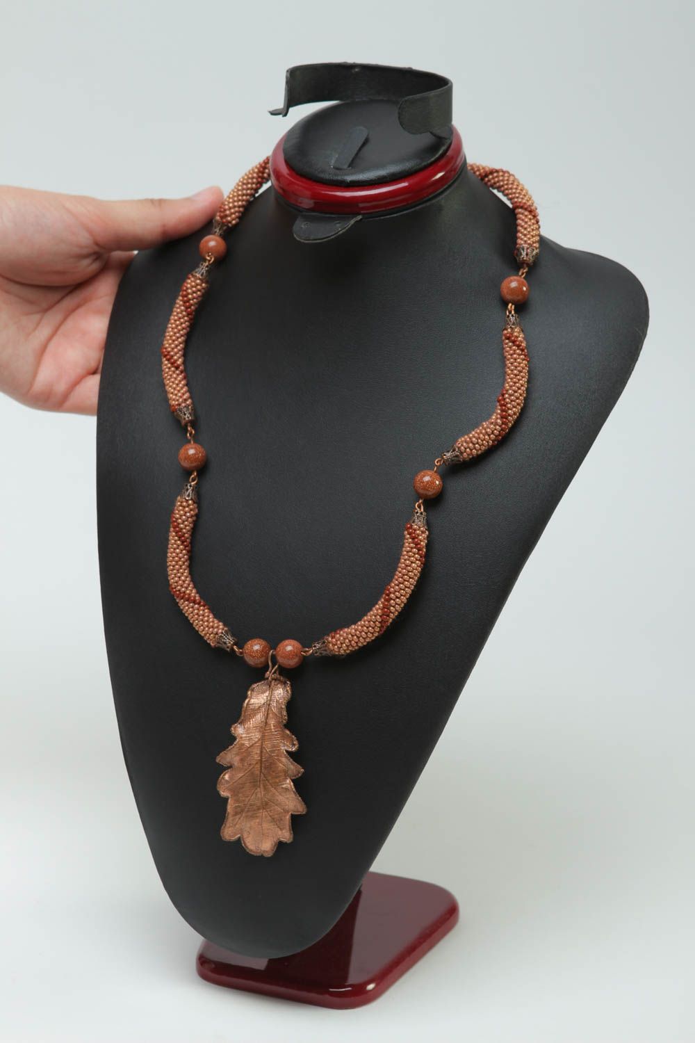 Колье из бисера украшение ручной работы коричневое ожерелье из бисера с листиком фото 2