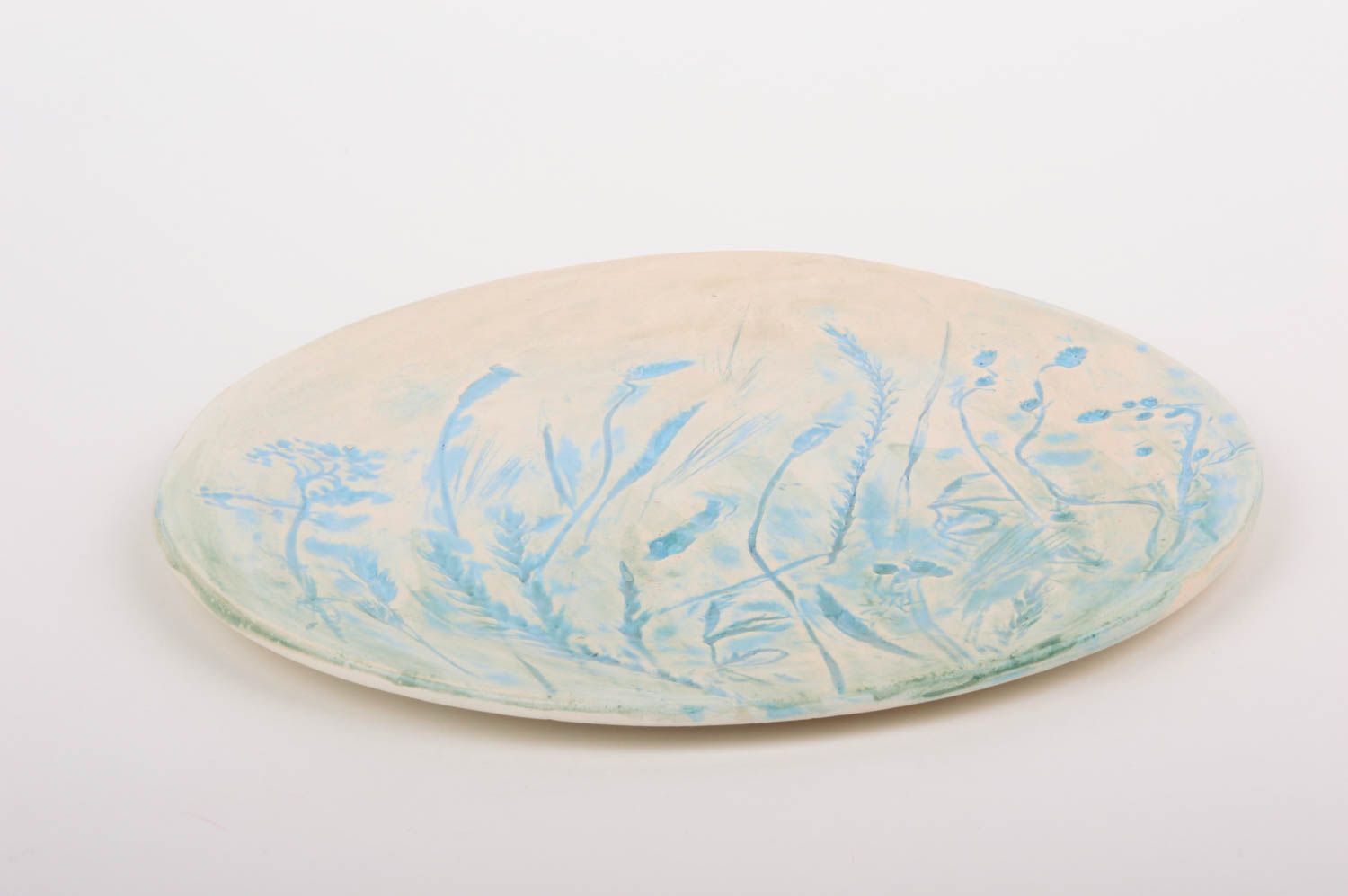 Красивая керамическая тарелка с голубым растительным узором ручная работа фото 3