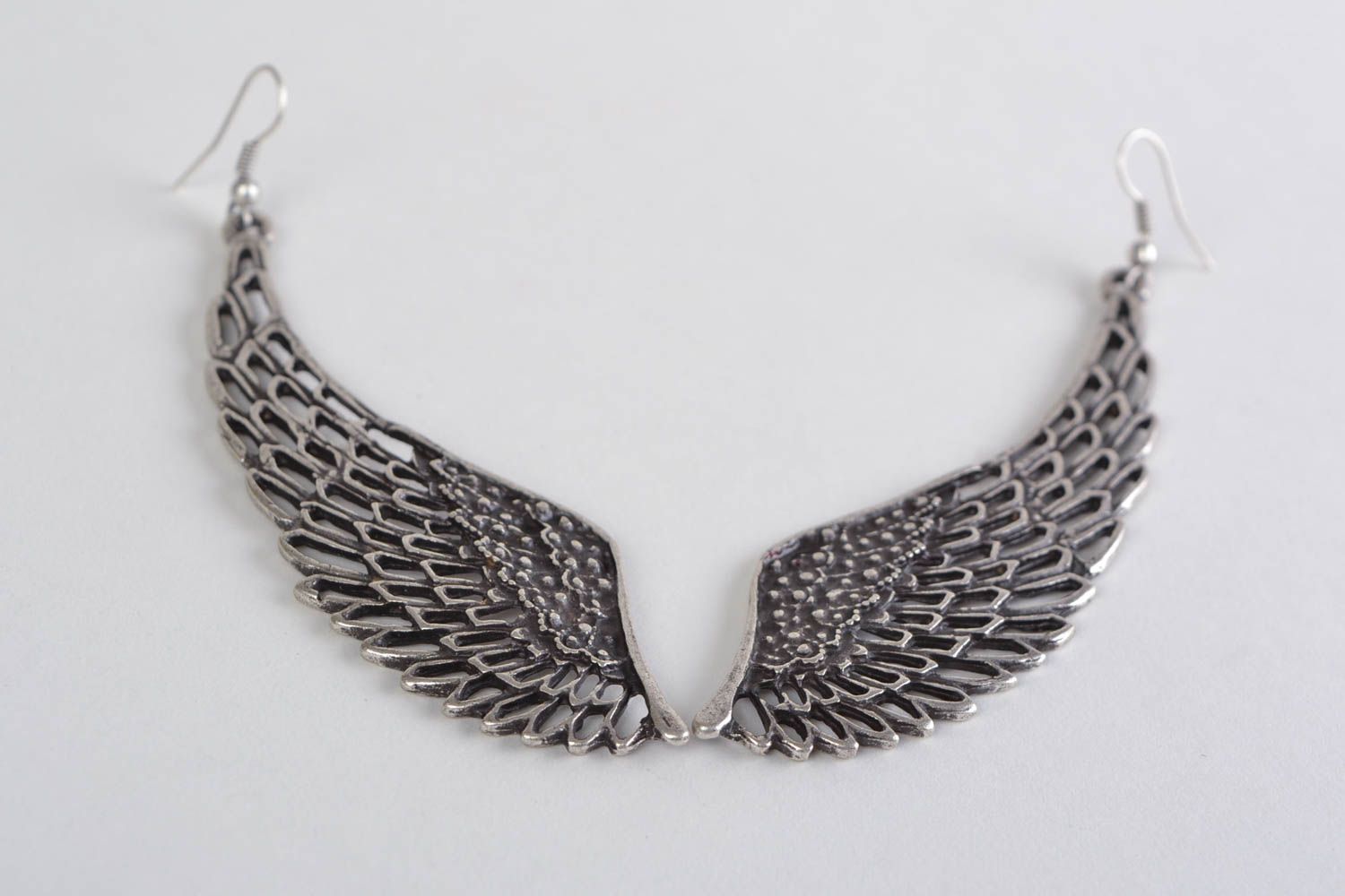 Boucles d'oreilles ailes d'ange métalliques ajourées faites main pendantes photo 3