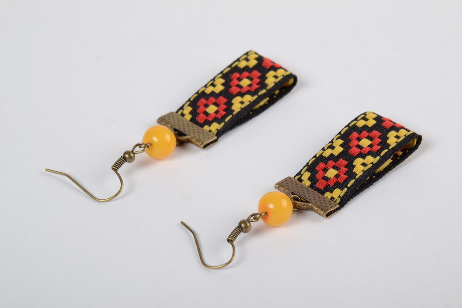 Pendientes de tela de ribete con bordado étnico hechos a mano de mujer estilosos foto 2