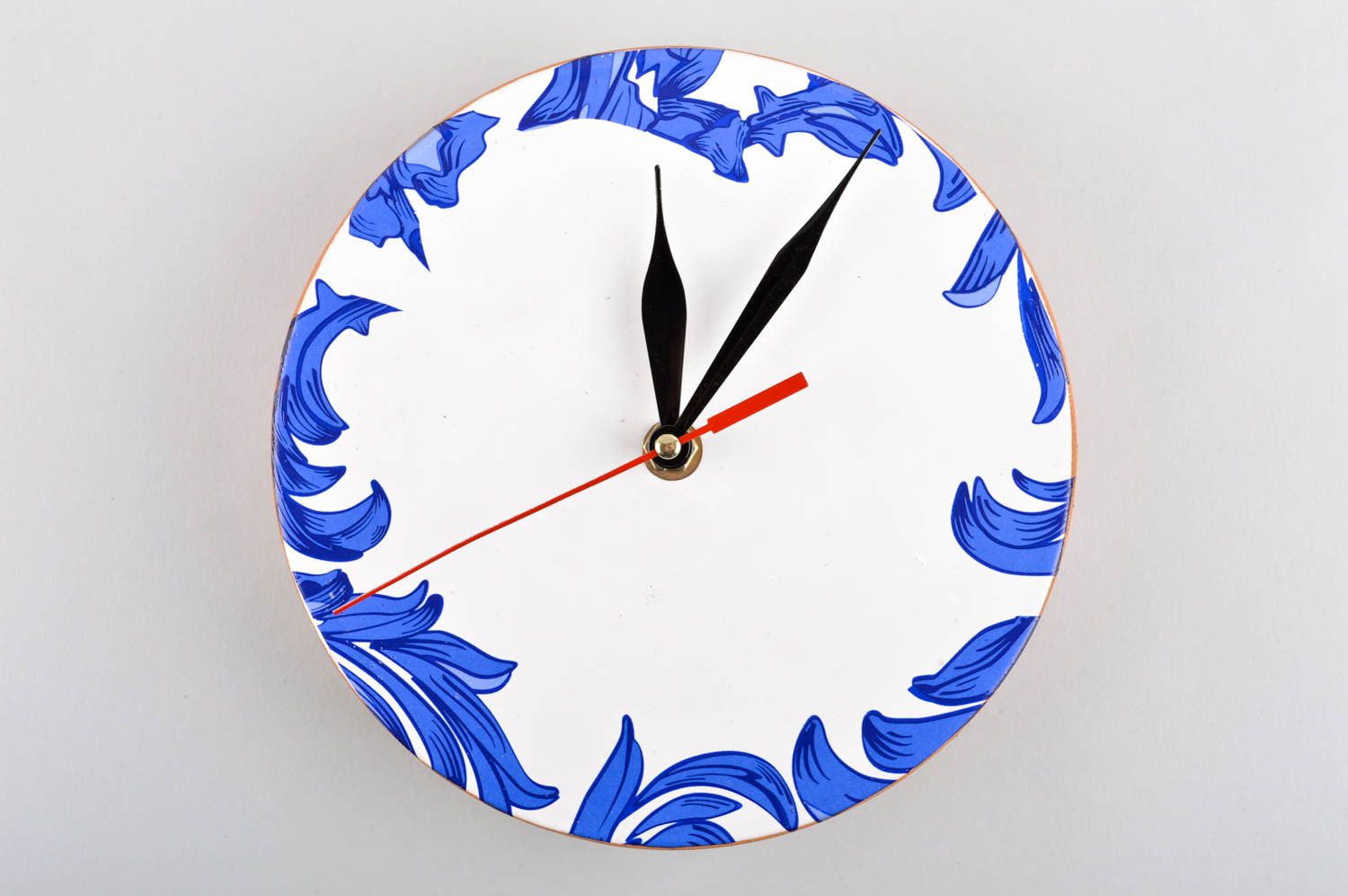 Horloge céramique fait main Horloge ronde blanc-bleu Décoration maison photo 2