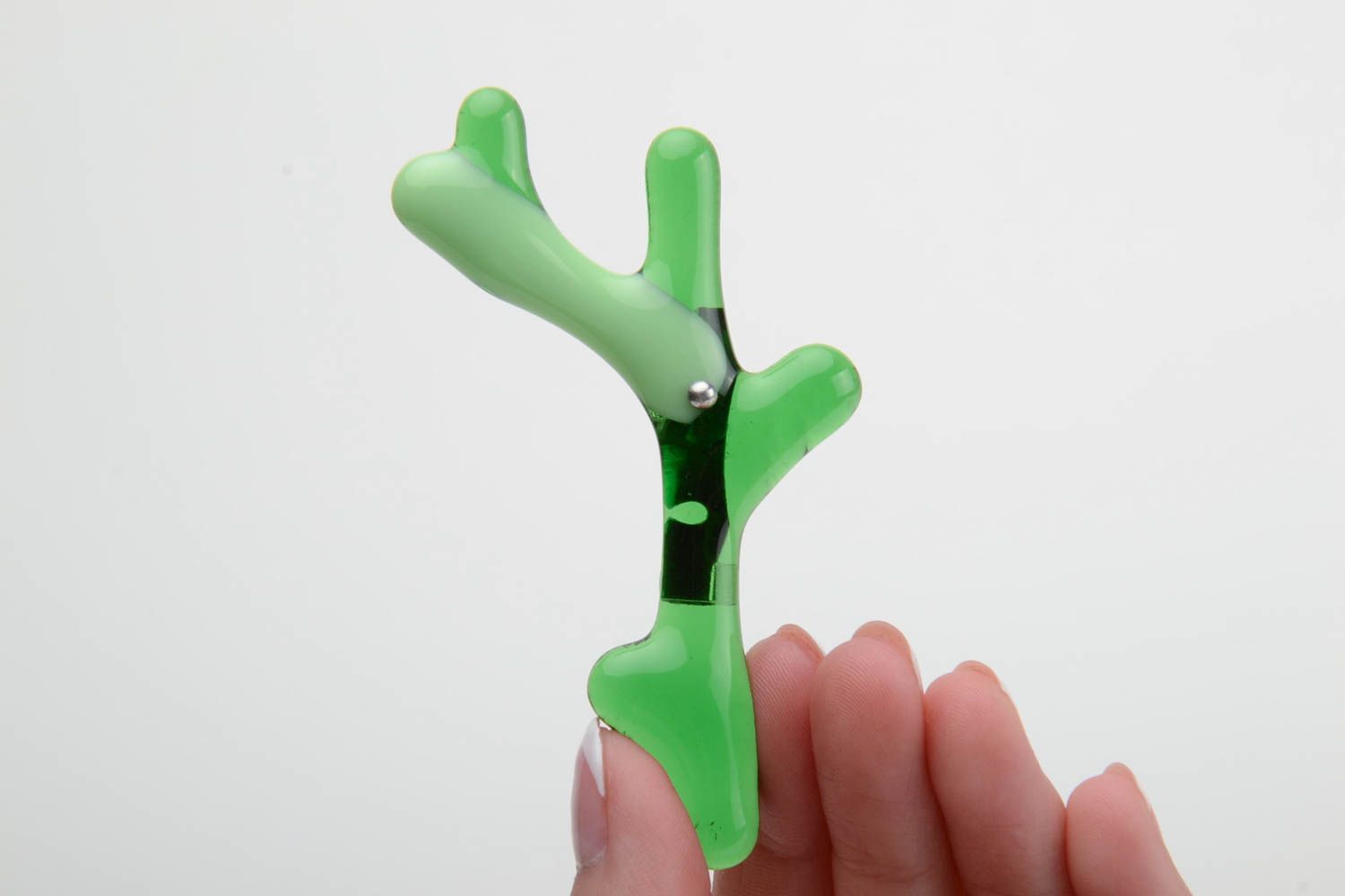 Стеклянная брошь в технике фьюзинг ручной работы в виде зеленой веточки фото 4