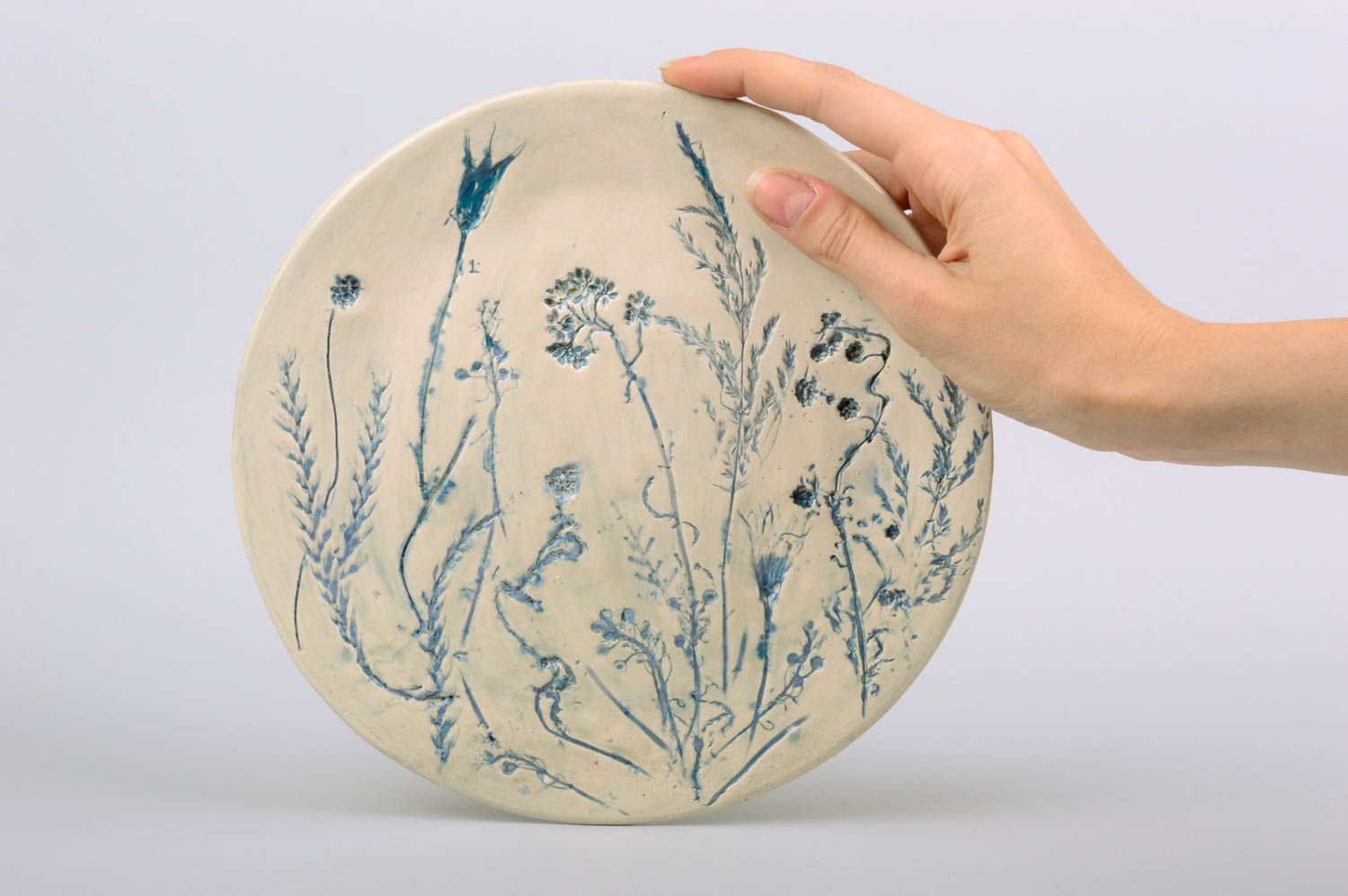 Assiette en céramique bleue au motif végétal peinte de glaçure faite main photo 3