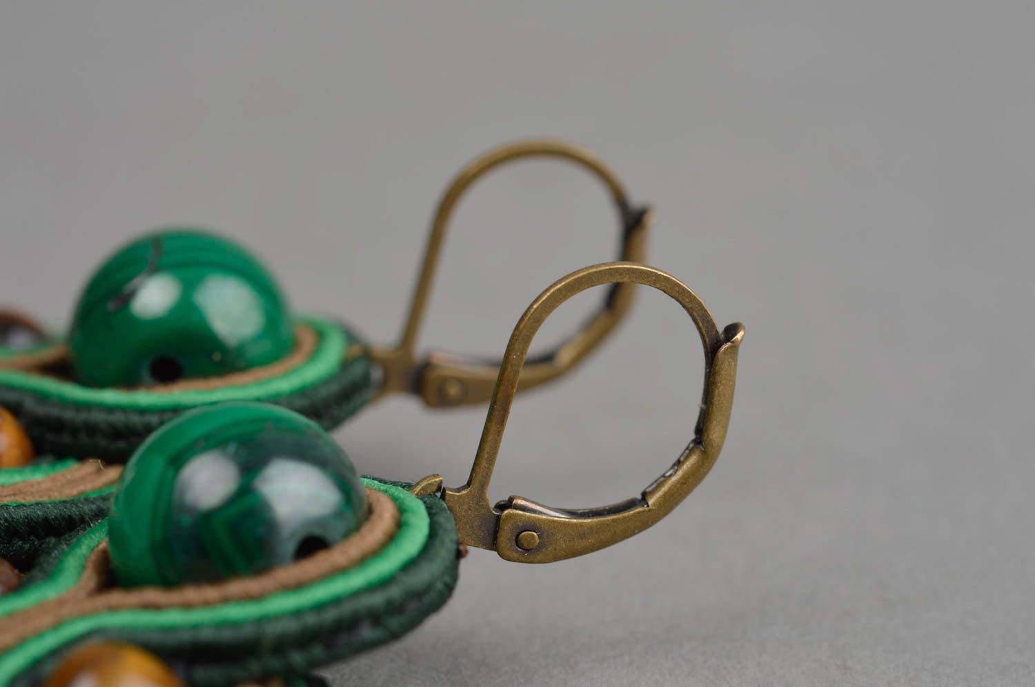 Dunkelgrüne originelle stilvolle handgemachte Ohrringe mit Anhängern Soutache foto 4