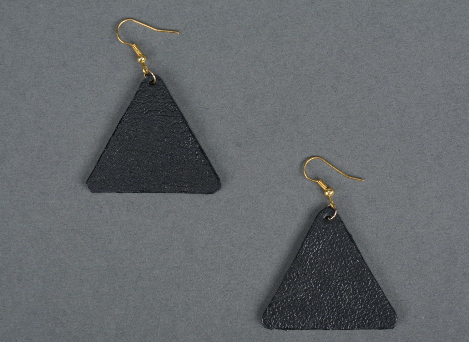 Boucles d'oreilles artisanales triangulaires en cuir  photo 2