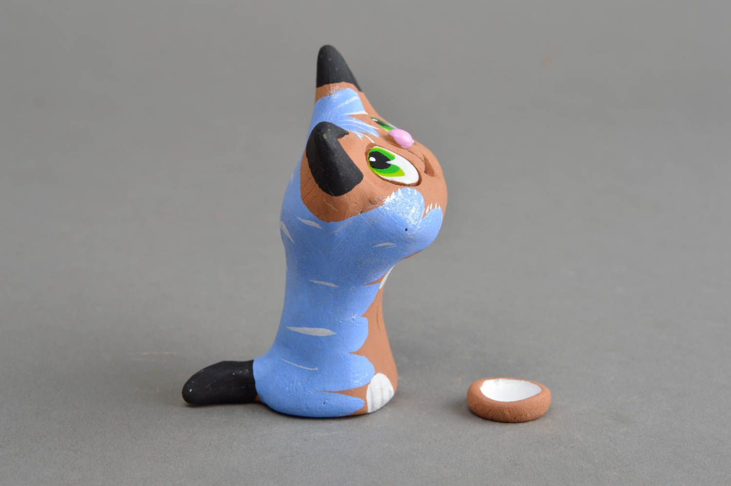 Веселая керамическая статуэтка ручной работы кот синий с маленькой миской фото 4