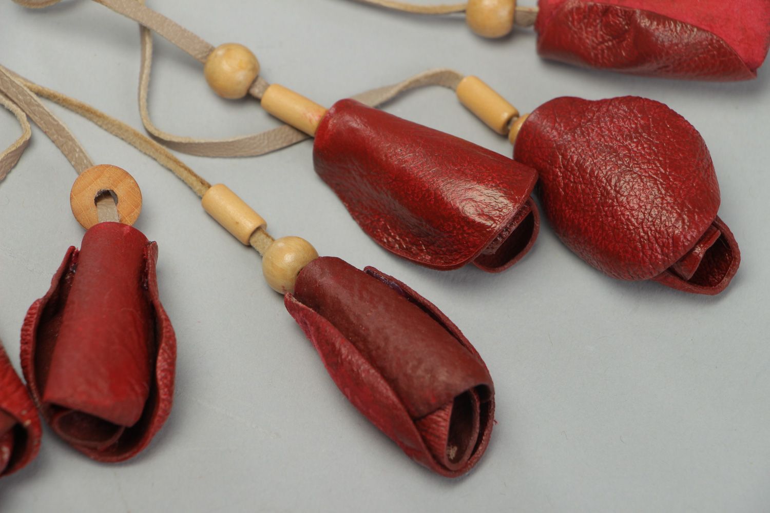 Collier en cuir et bois fait main écologique original rouge cadeau pour femme photo 3