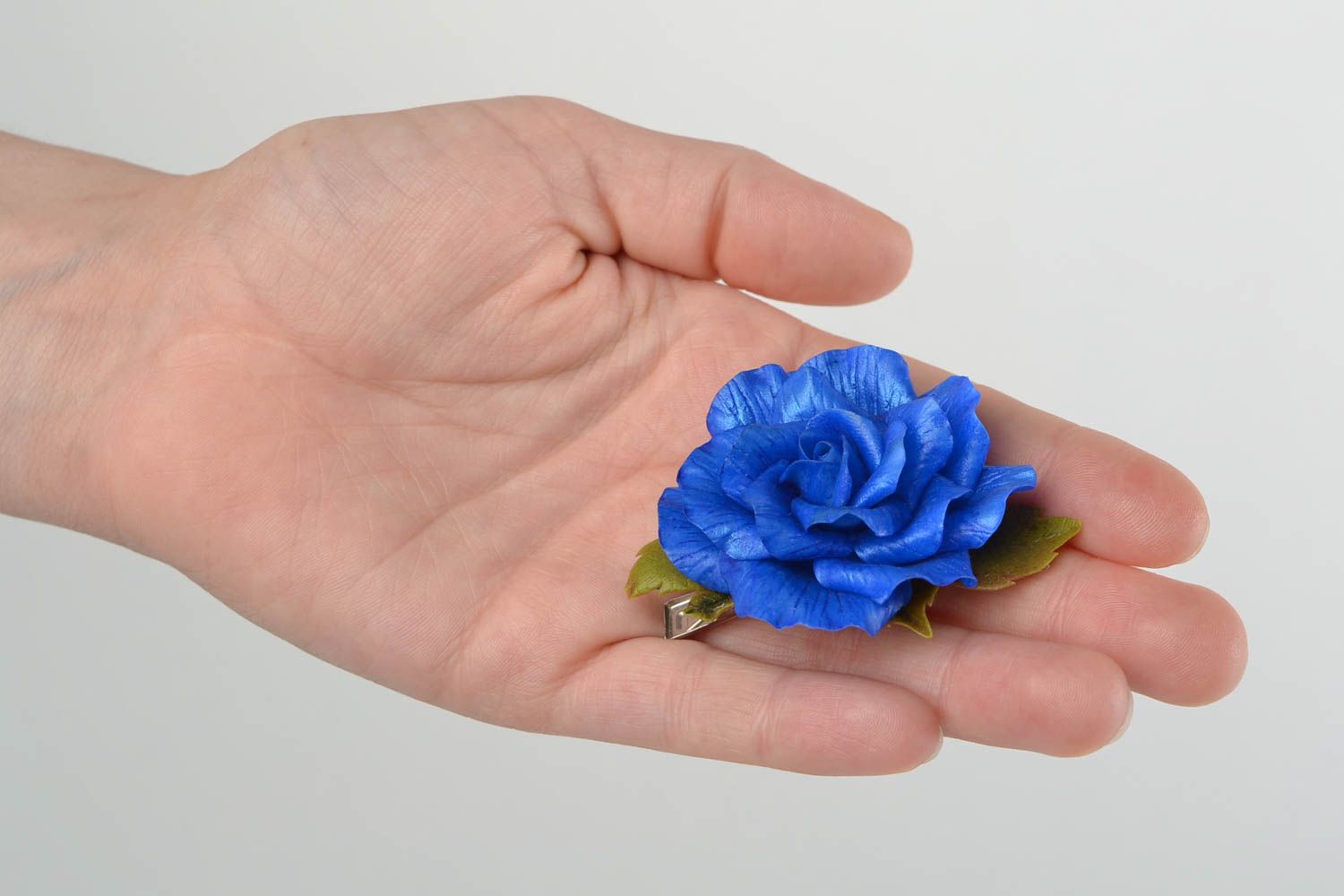 Заколка из холодного фарфора роза синяя нарядная вылепленная вручную аксессуар для волос фото 2