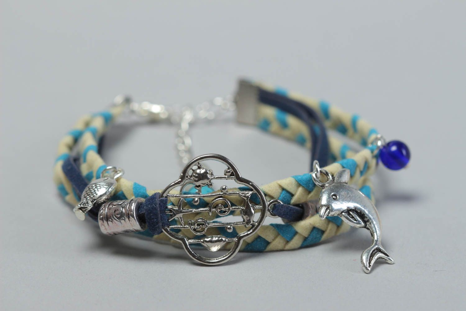 Bracelet en cuir tressé fin bleu avec breloques métalliques fait main original photo 3