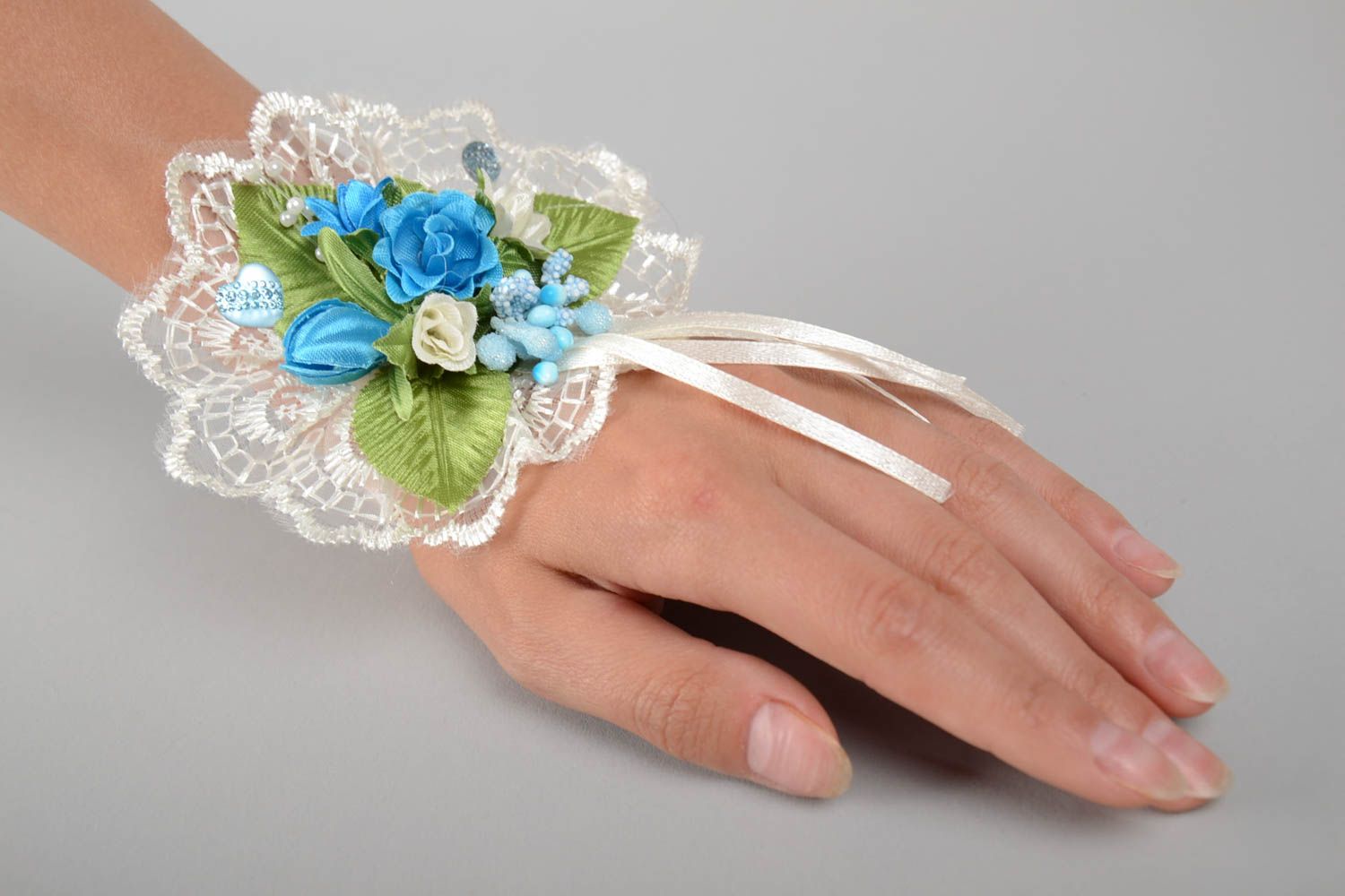 Corsage de poignet mariage blanc avec fleurs bleues sur dentelle fait main photo 2