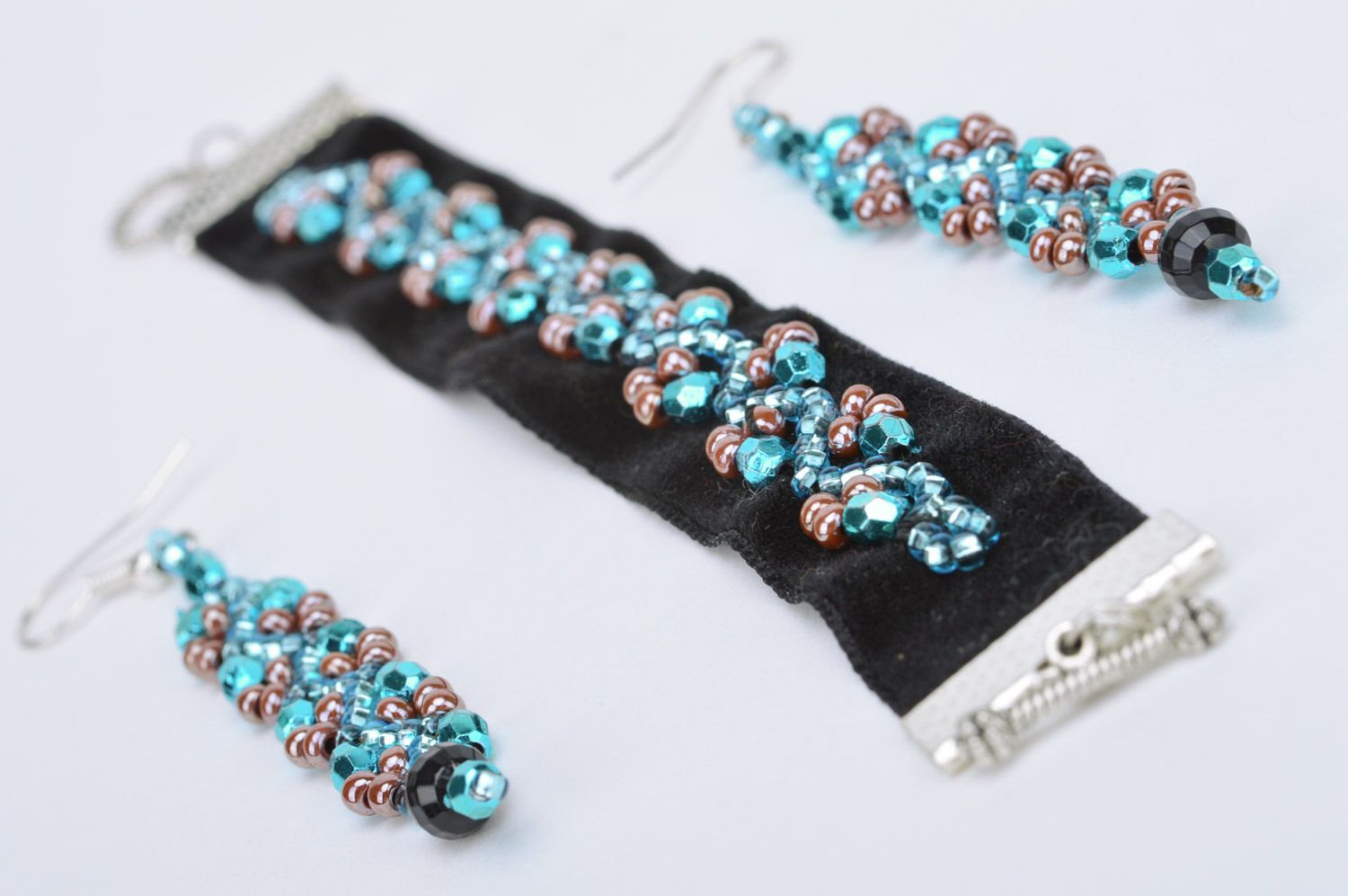 Boucles d'oreilles et bracelet artisanaux de tissu et perles de rocaille foncés photo 3