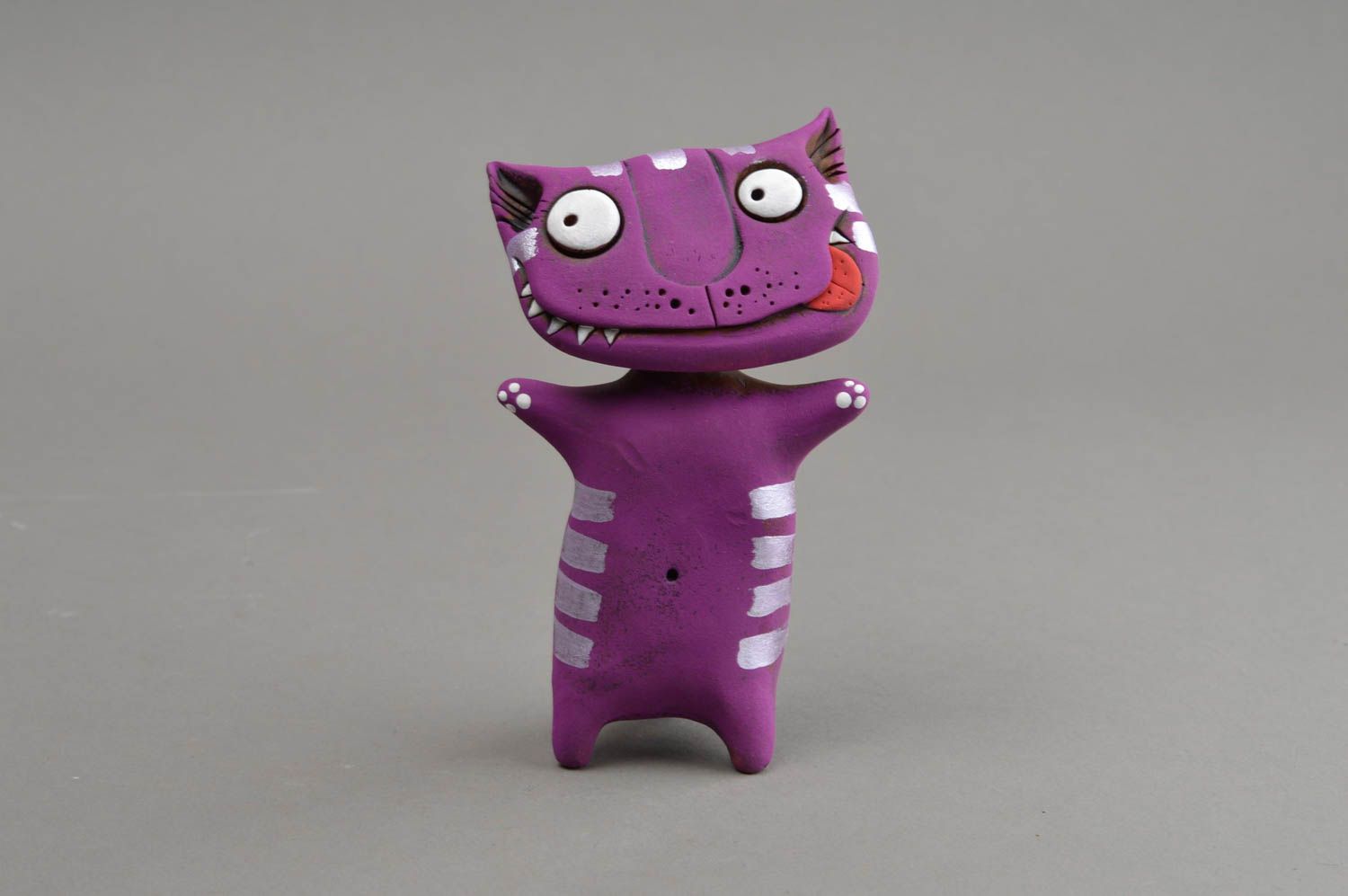Фиолетовая глиняная статуэтка в виде забавного кота ручной работы расписная фото 2