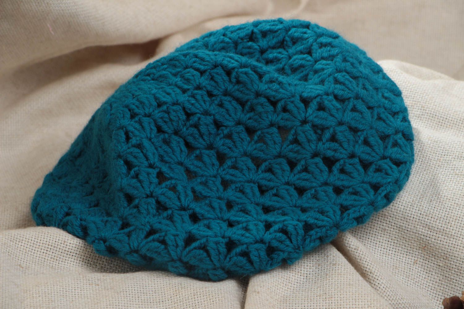Béret tricoté en laine naturelle au crochet turquoise foncé ajouré fait main photo 1