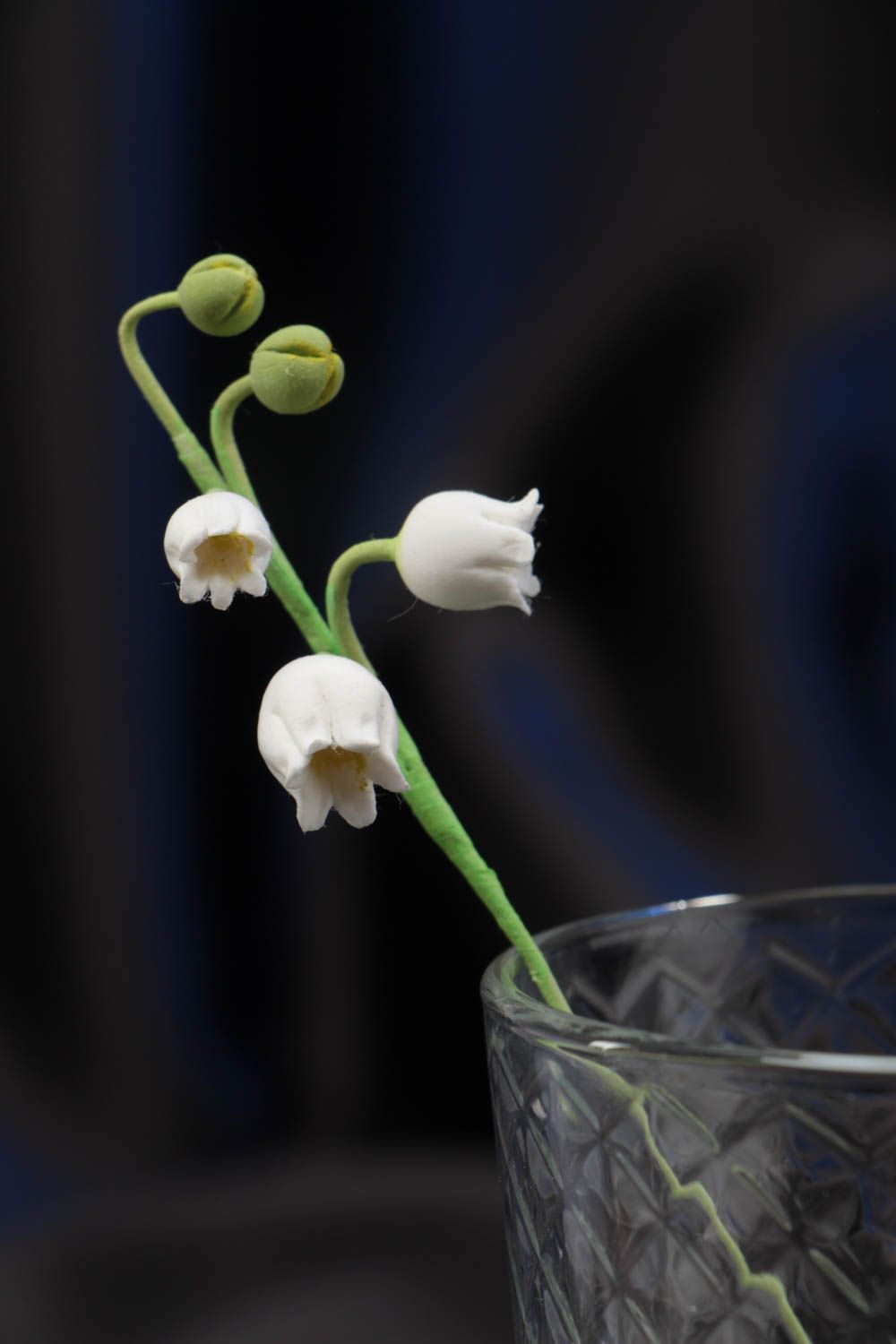 Искусственный цветок из полимерной глины в виде ландыша ручной работы фото 1