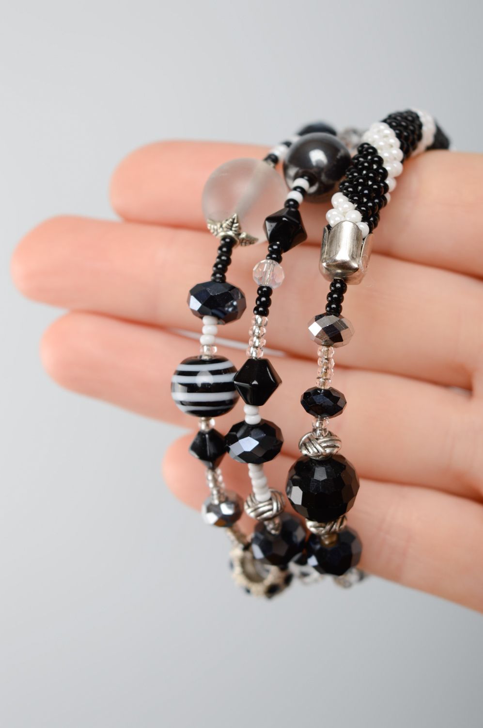 Bracelet en perles de rocaille et perles fantaisie blanc-noir photo 4