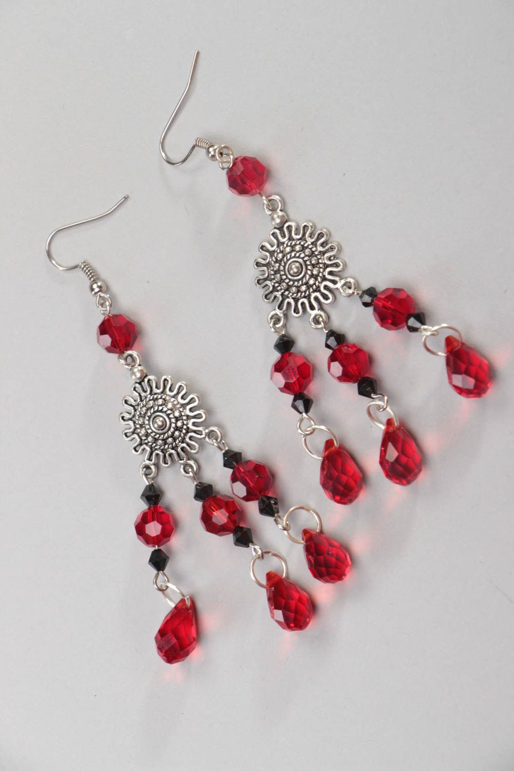 Boucles d'oreilles en perles de cristal rouges et acier faites main volumineuses photo 2