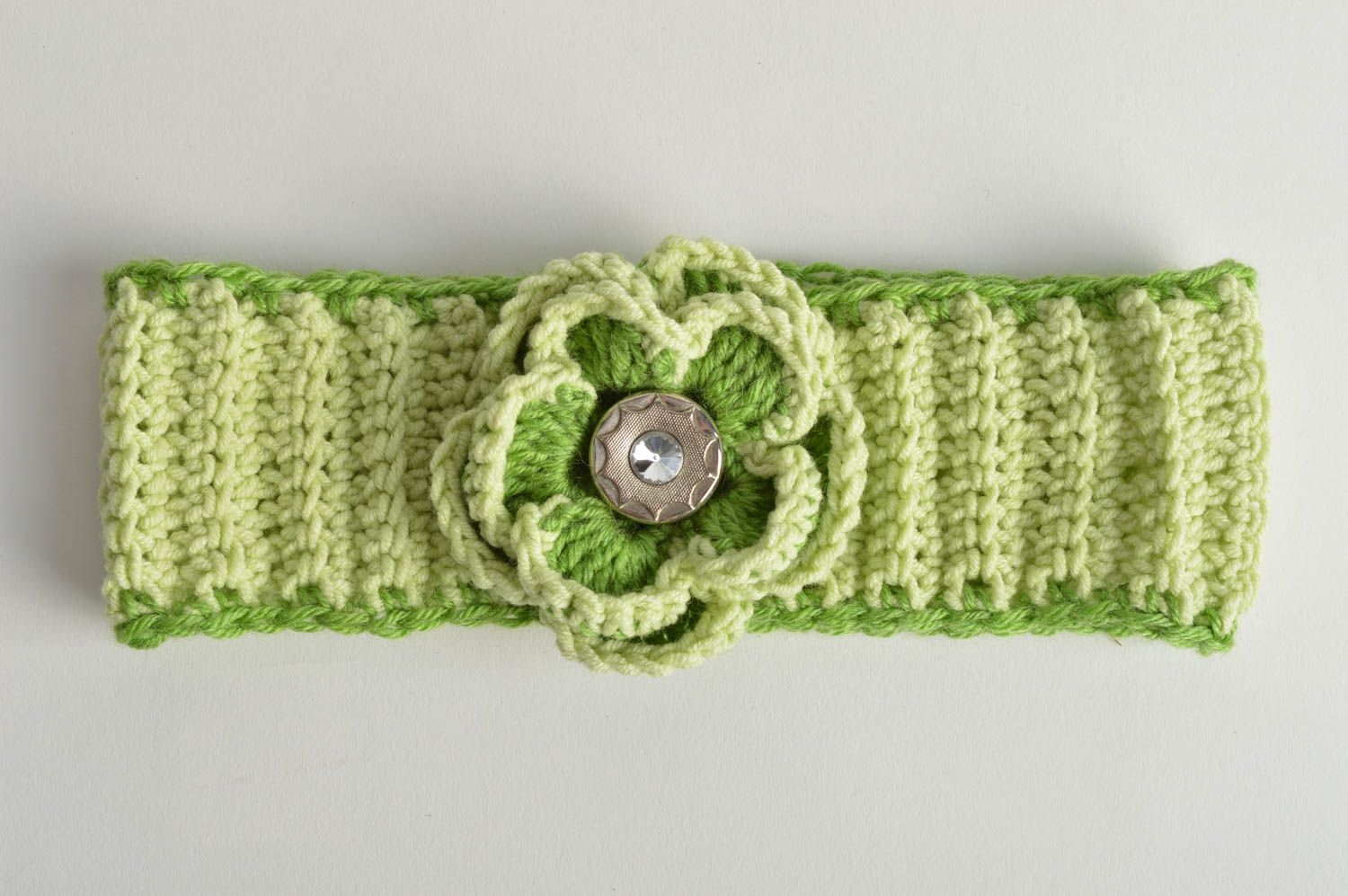 Banda de pelo infantil con flor tejida a ganchillo verde claro hecha a mano foto 2
