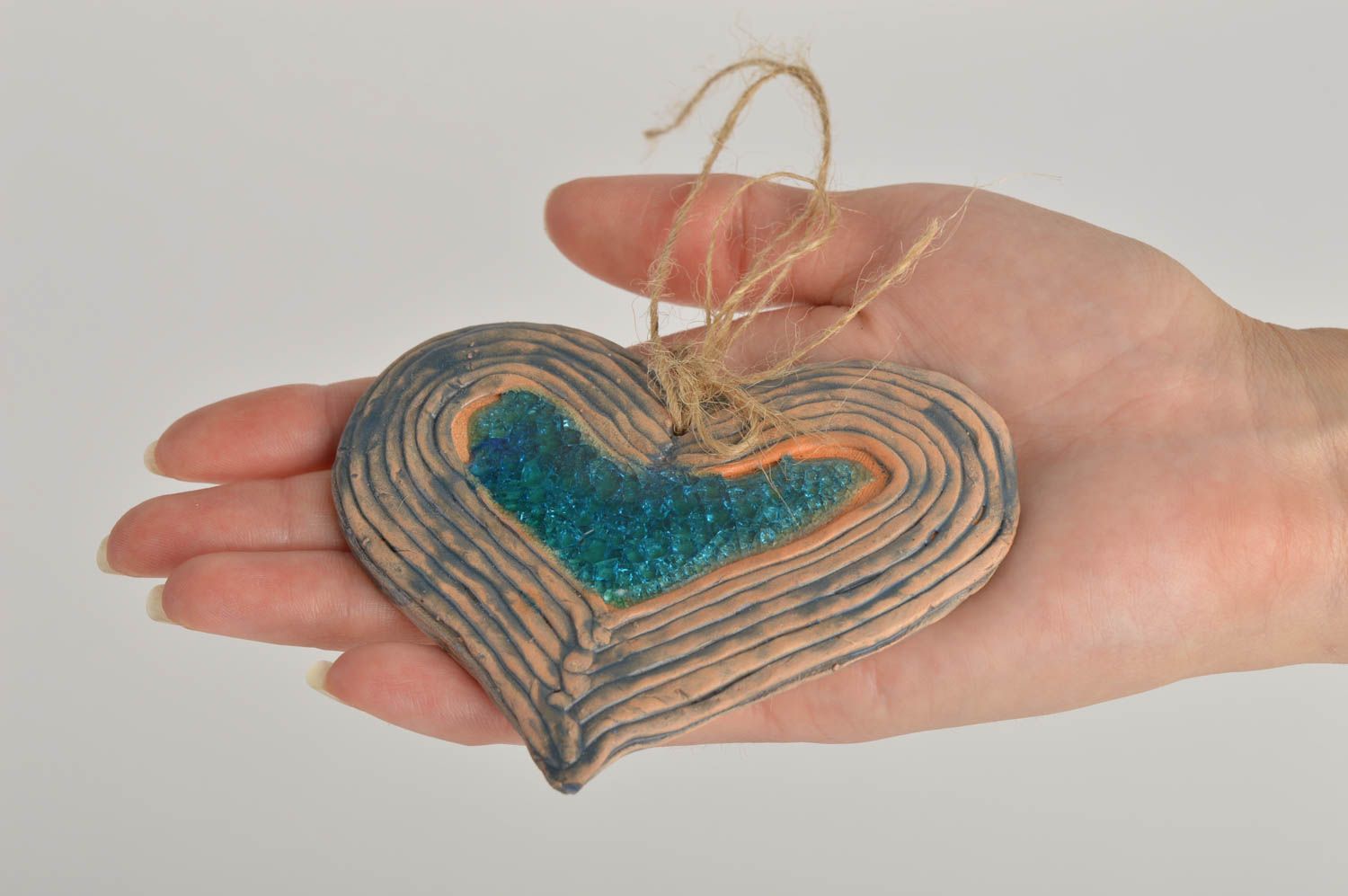 Фигурка из глины керамика ручной работы декор на стену в виде сердца с глазурью фото 2