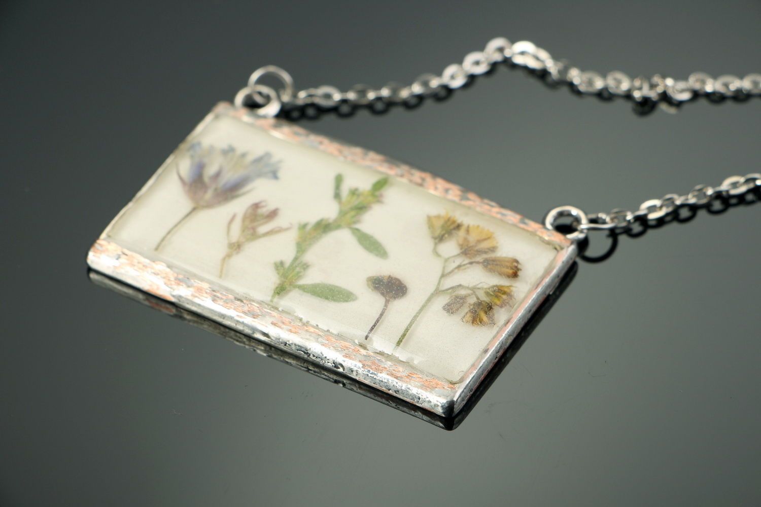 Necklace made of flowers, coated with epoxy resin photo 2