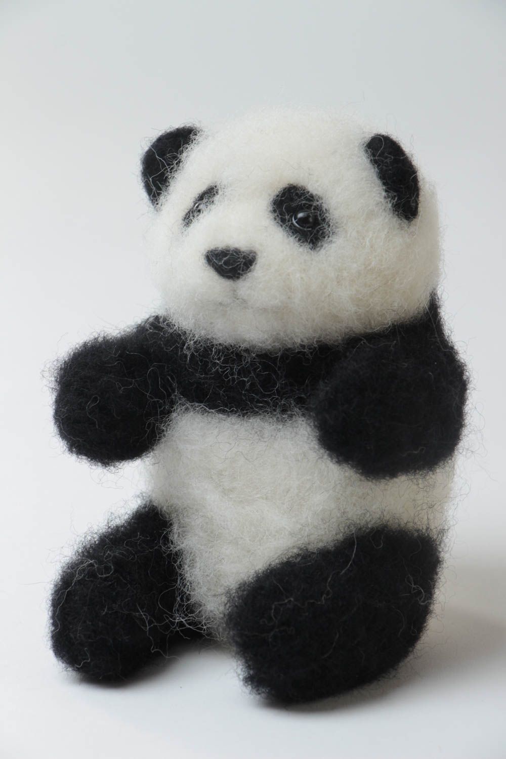Kleines Kuscheltier Panda aus Wolle gefilzt handgemacht originell Designer  foto 2