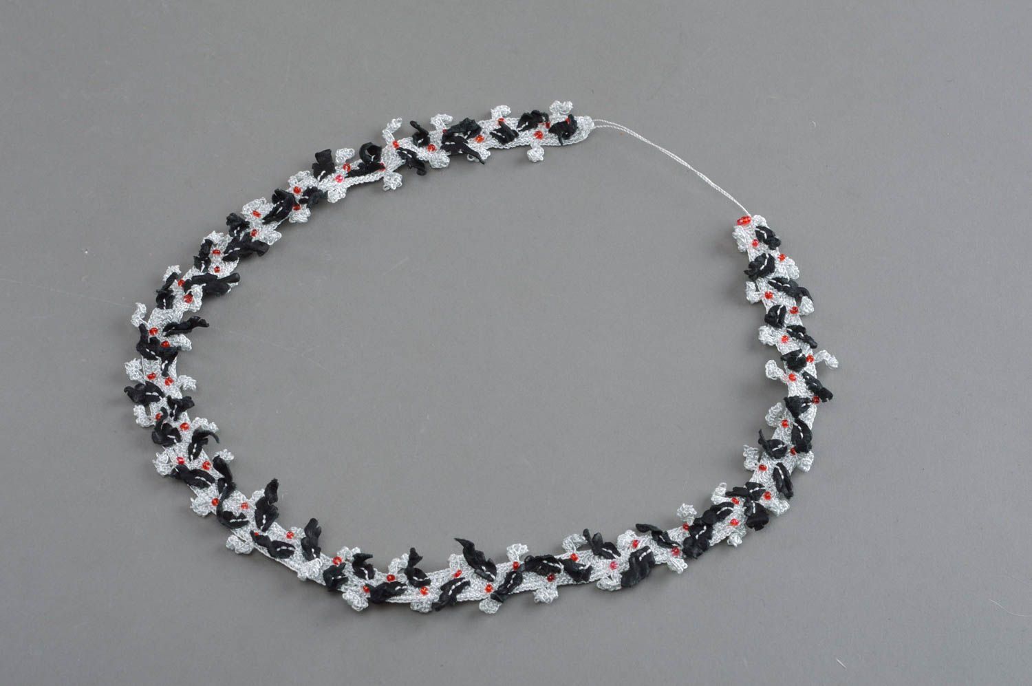 Collar de hilos trenzado blanquinegro completado con abalorios bonito artesanal foto 2