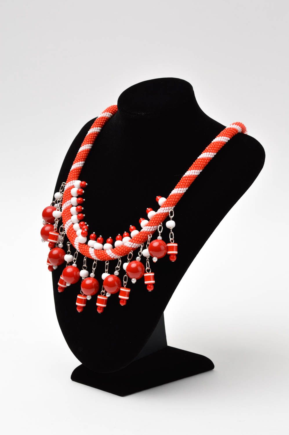 Collana di perline fatta a mano accessorio di moda in colore rosso con bianco foto 1
