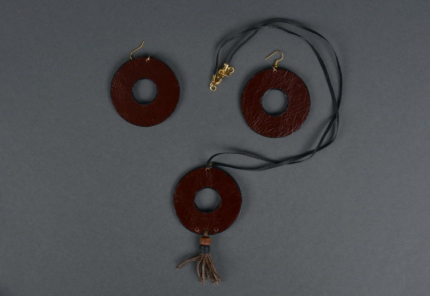 Set de bijoux en cuir boucles d'oreilles et pendentif Yarilo photo 3