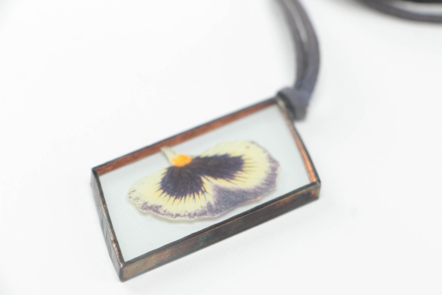 Colgante de cristal con flor adentro rectangular bonito con cordón artesanal foto 3