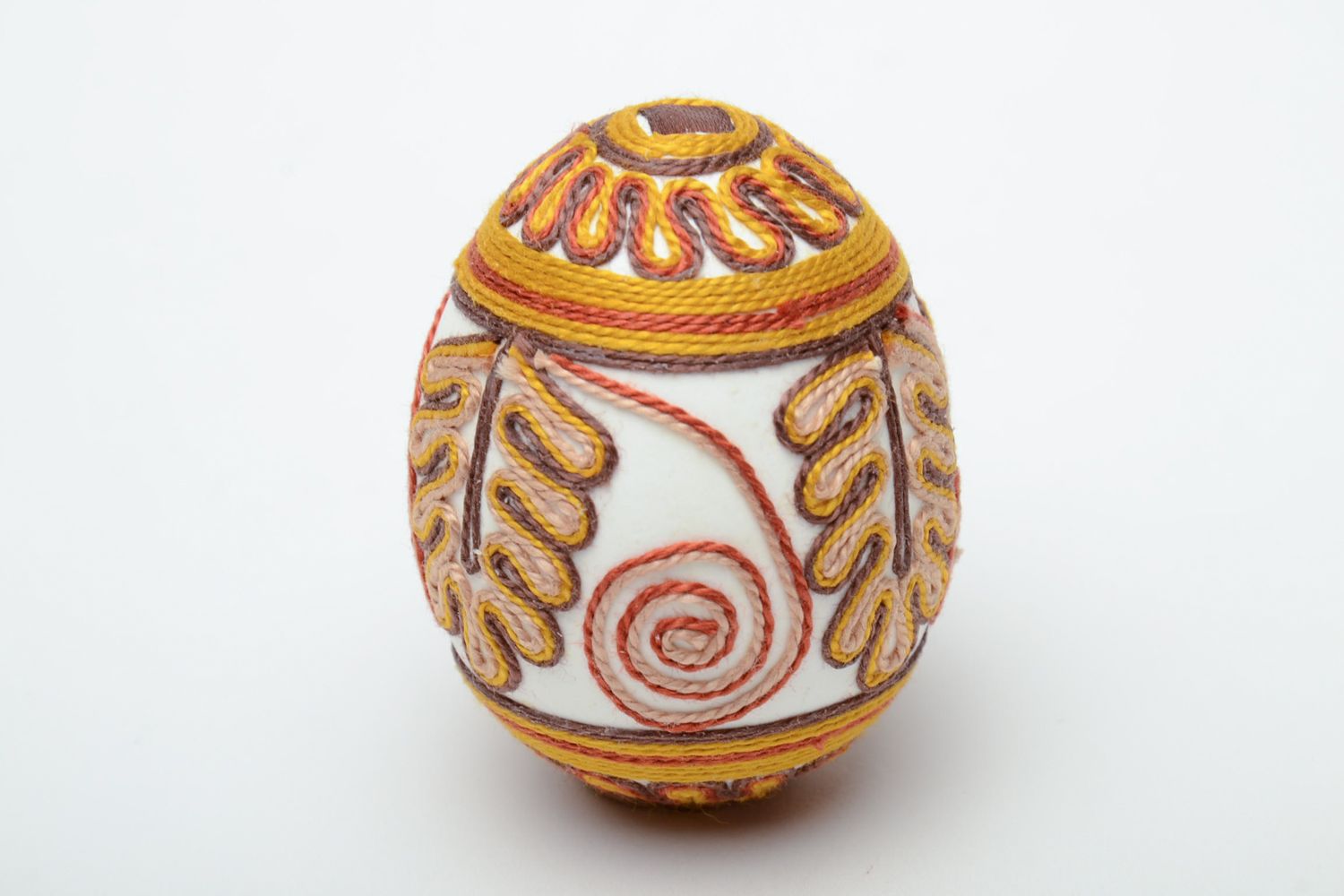 Oeuf de Pâques fait main décoratif entouré de fils de soie jaune original photo 3