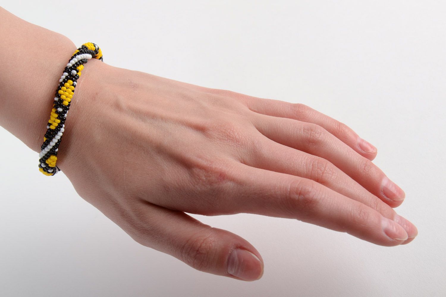 Контрастный наручный браслет из бисера в форме жгута ручной работы желтый с черным фото 5