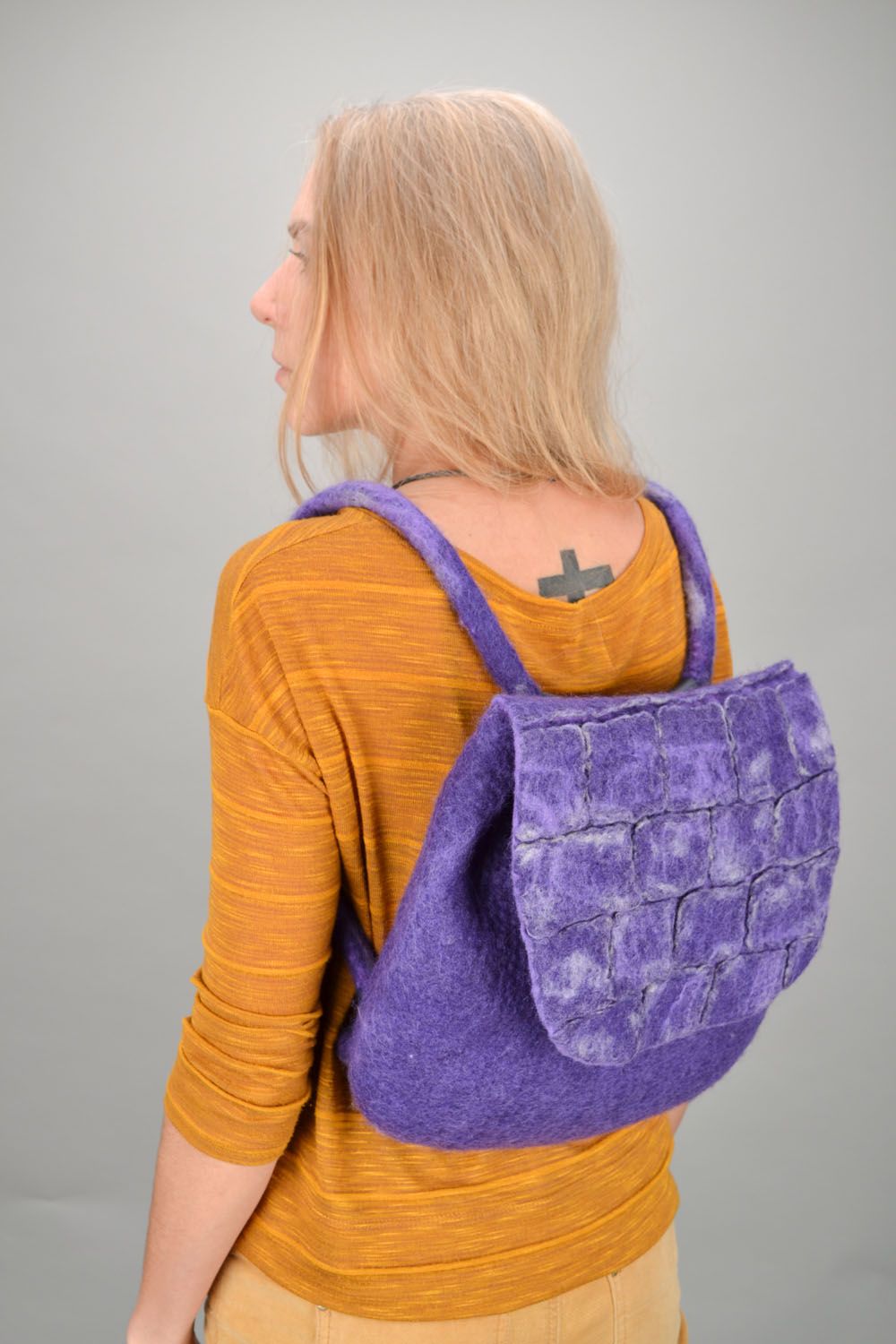Mala-mochila em cor de lilás feita à mão de tecido  foto 1