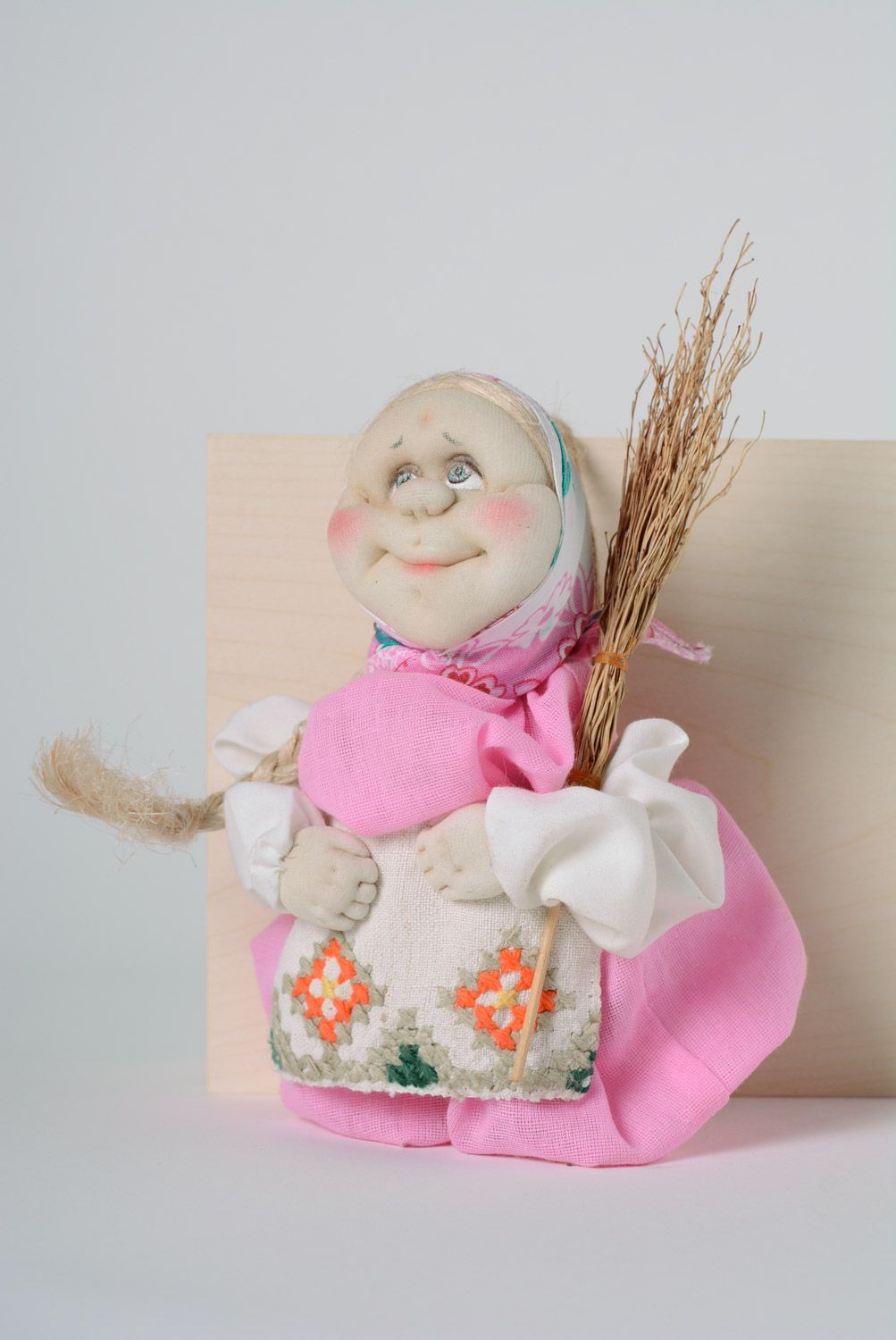 Muñeca de trapo artesanal talismán para la casa en estilo étnico  foto 1