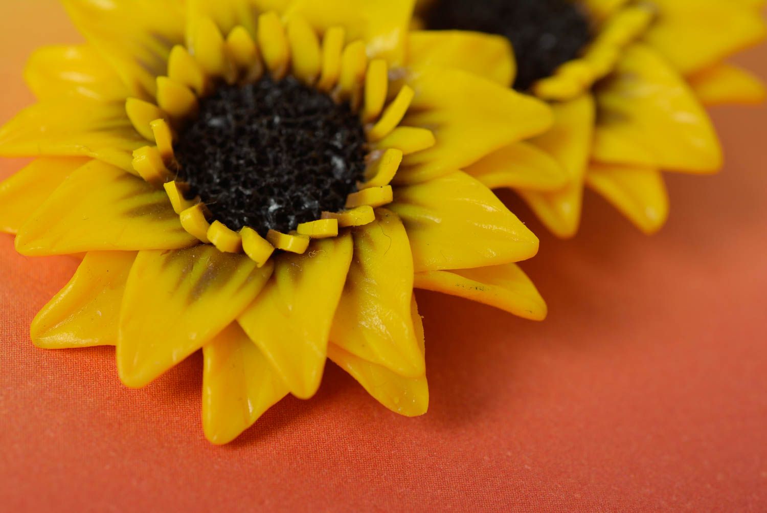 Серьги ручной работы в виде цветков подсолнухов из полимерной глины желтые фото 5