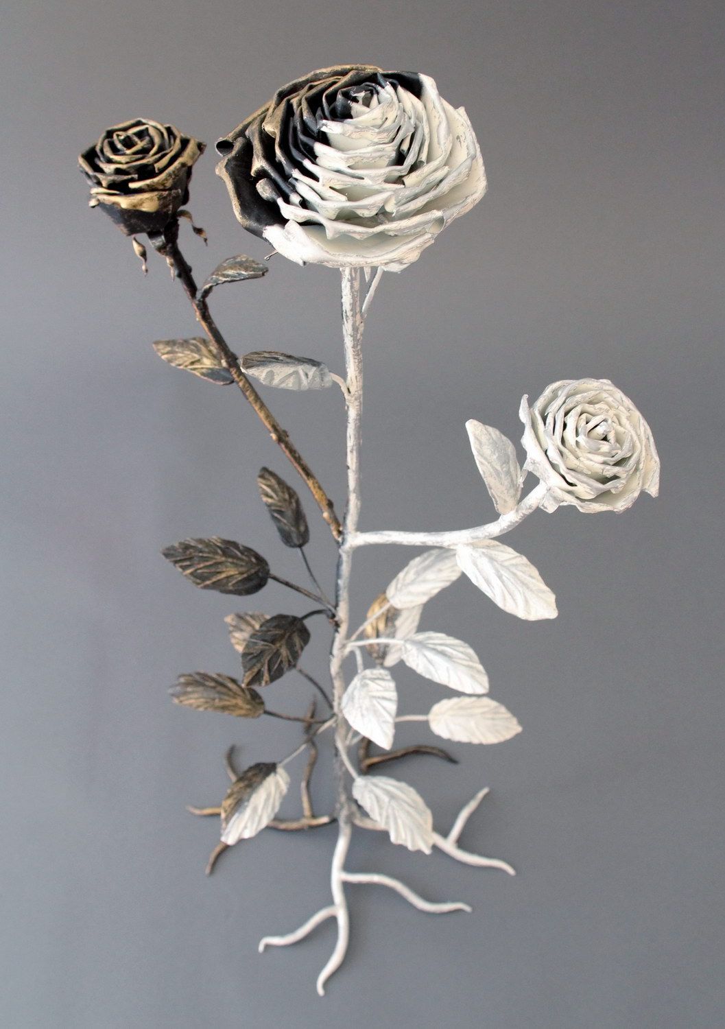 Металлическая скульптура в виде розы Инь-ян фото 3