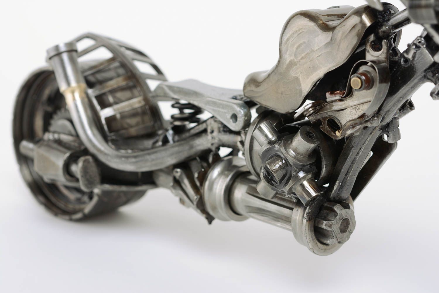 Статуэтка из металлических деталей техно-арт ручной работы в виде мотоцикла фото 3