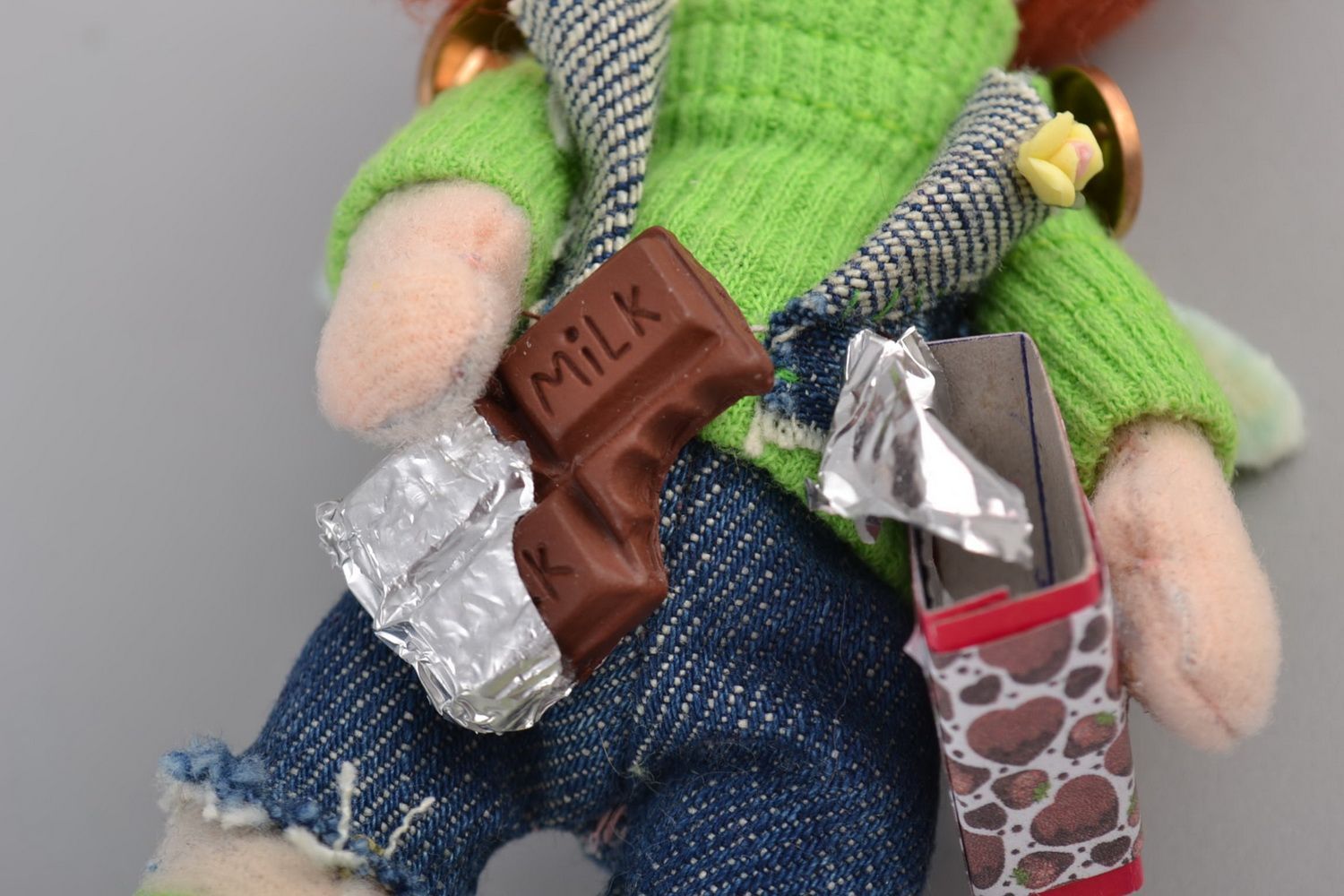 Кукла из фетра мягкая интерьерная игрушка ручной работы Девочка с шоколадом фото 3