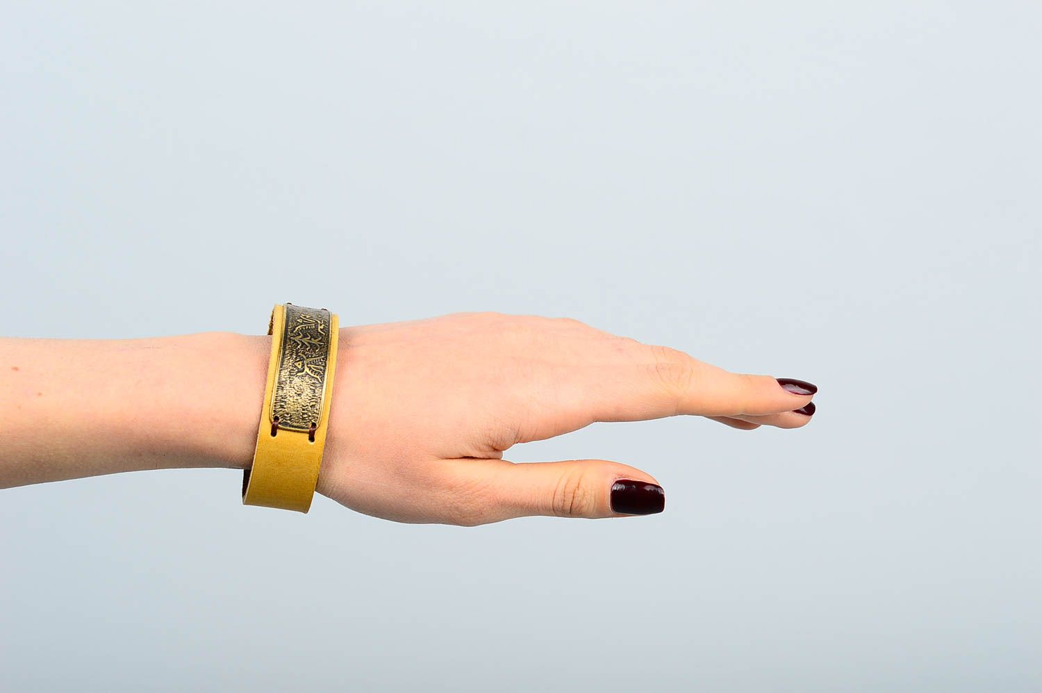 Кожаный браслет ручной работы желтый браслет на руку украшение из кожи фото 1
