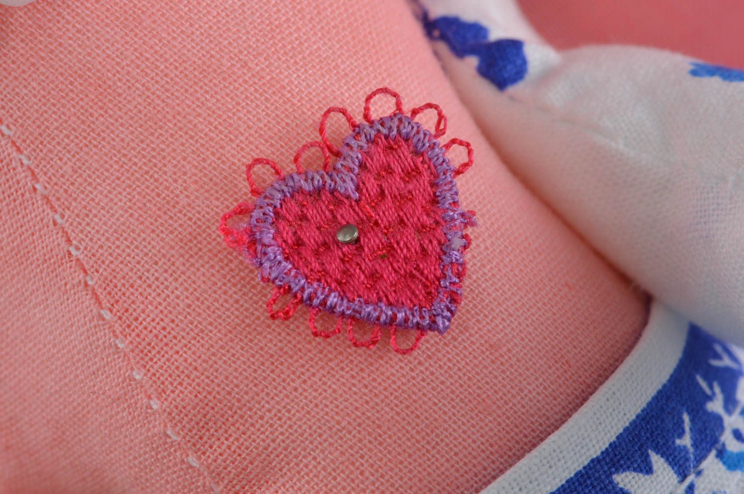 Juguete artesanal de tela peluche para niños regalo original liebre rosada foto 4