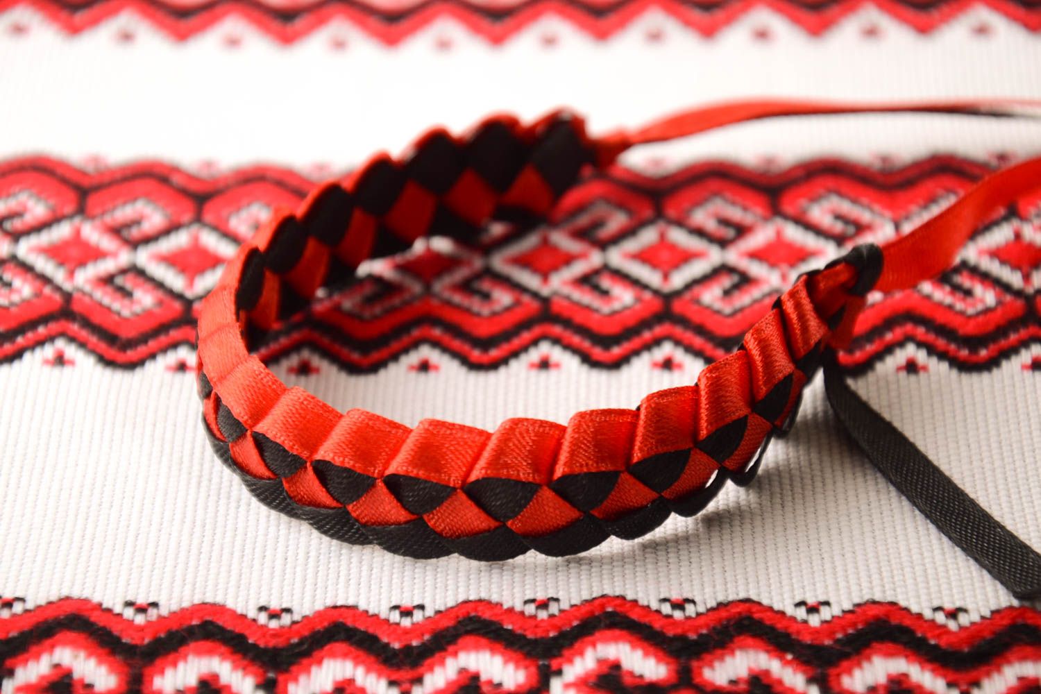 Браслет ручной работы стильный браслет черный с красным браслет из лент фото 1